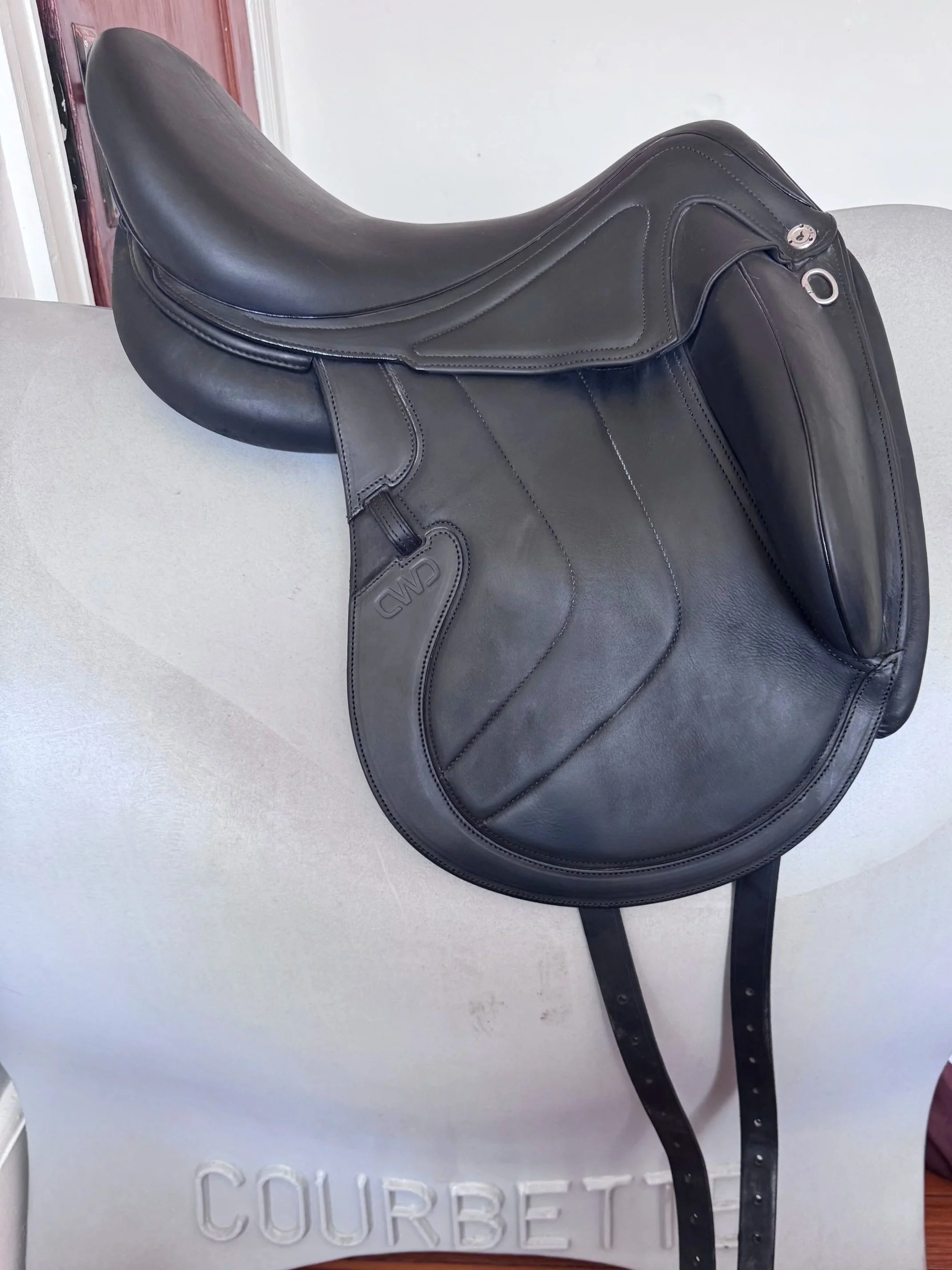 17.5" CWD SE37 Dressage Saddle - 2023 - 1XLA - Full Buffalo - Right View 6
