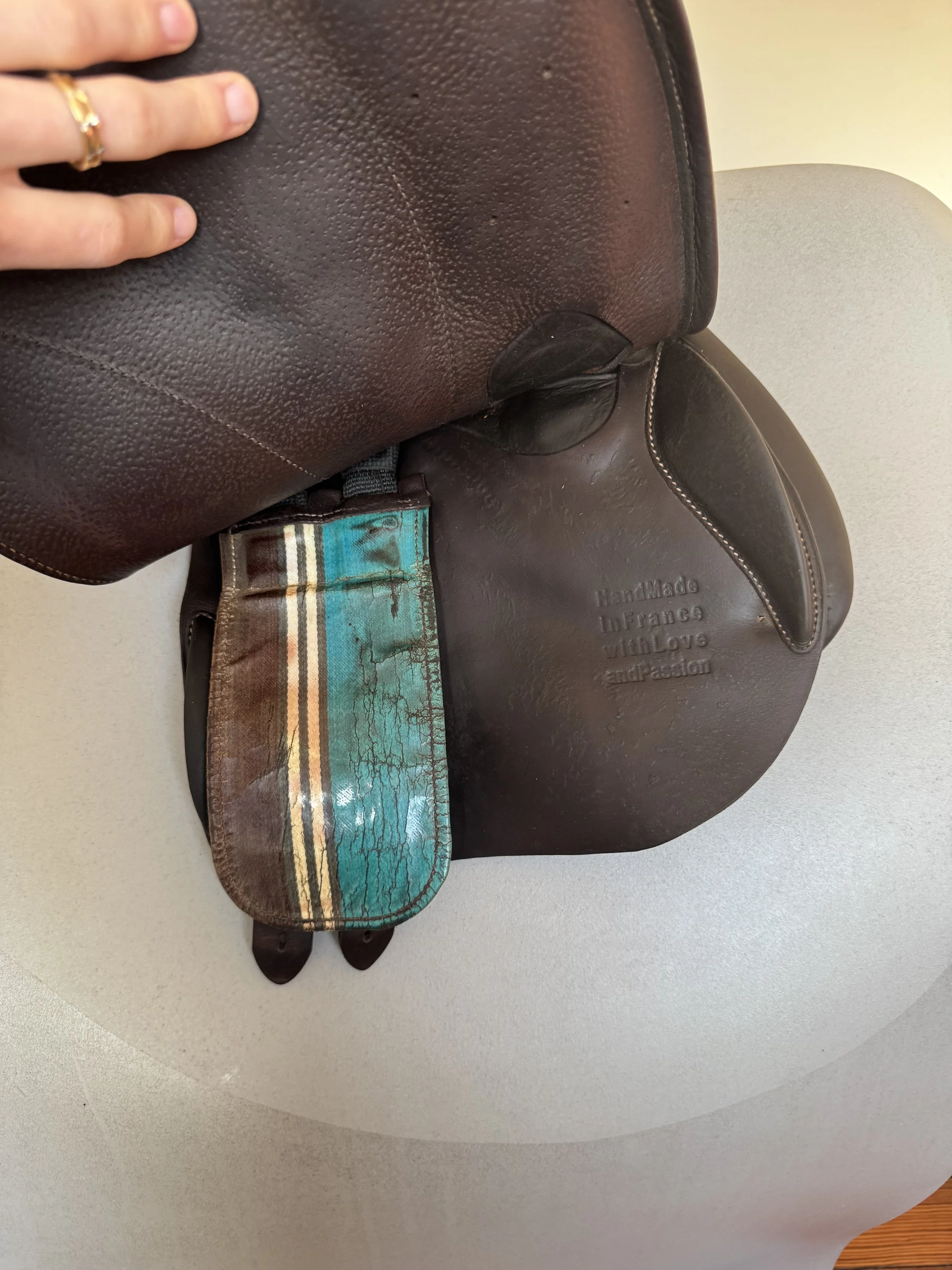 16" Voltaire Welli Saddle - 2017 - 00 - Full Buffalo - Right Underflap