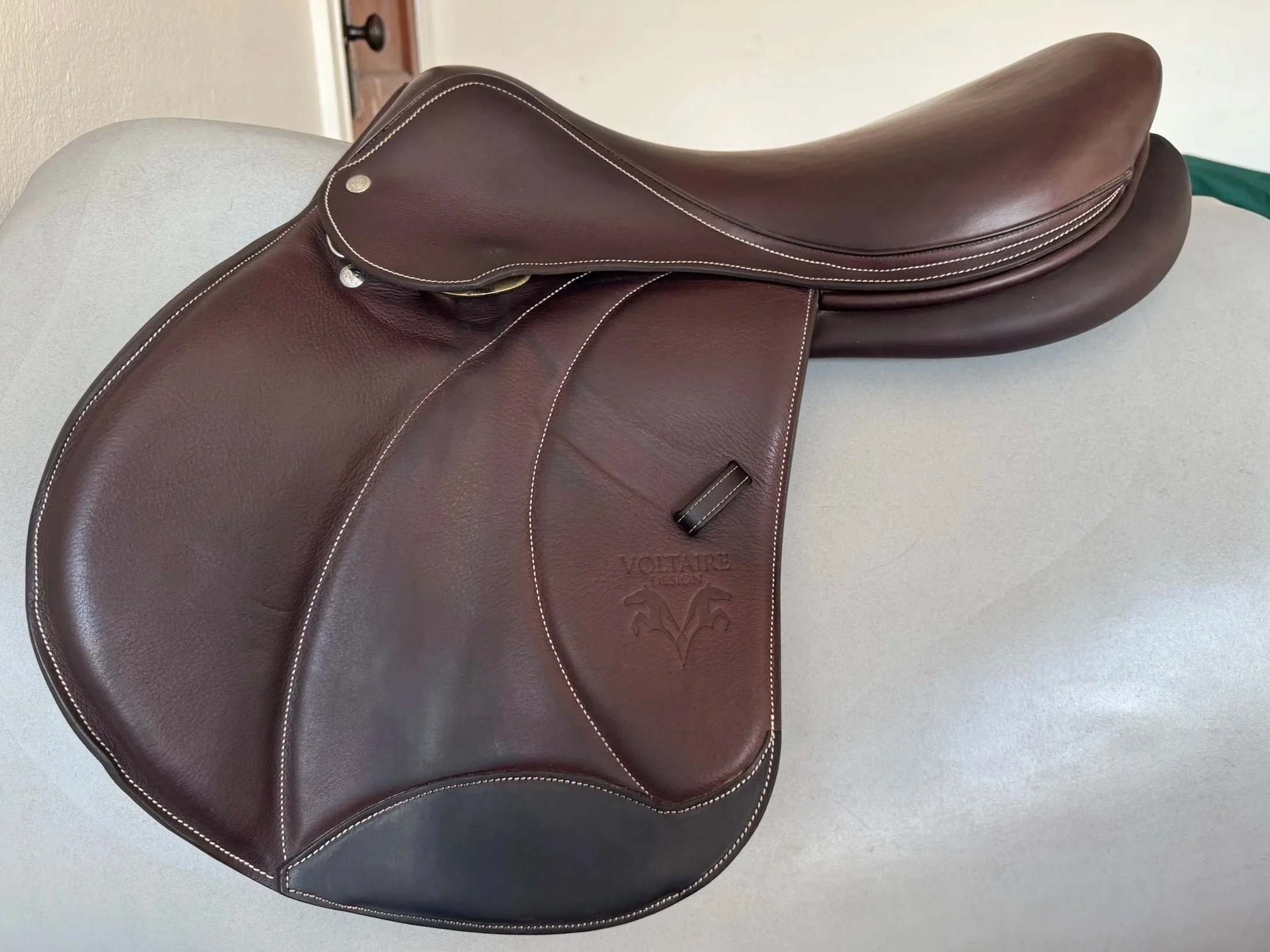 18.5" Voltaire Palm Beach PRO Saddle - 2023 - 2AR - Full Buffalo - LIKE NEW - Left View 6