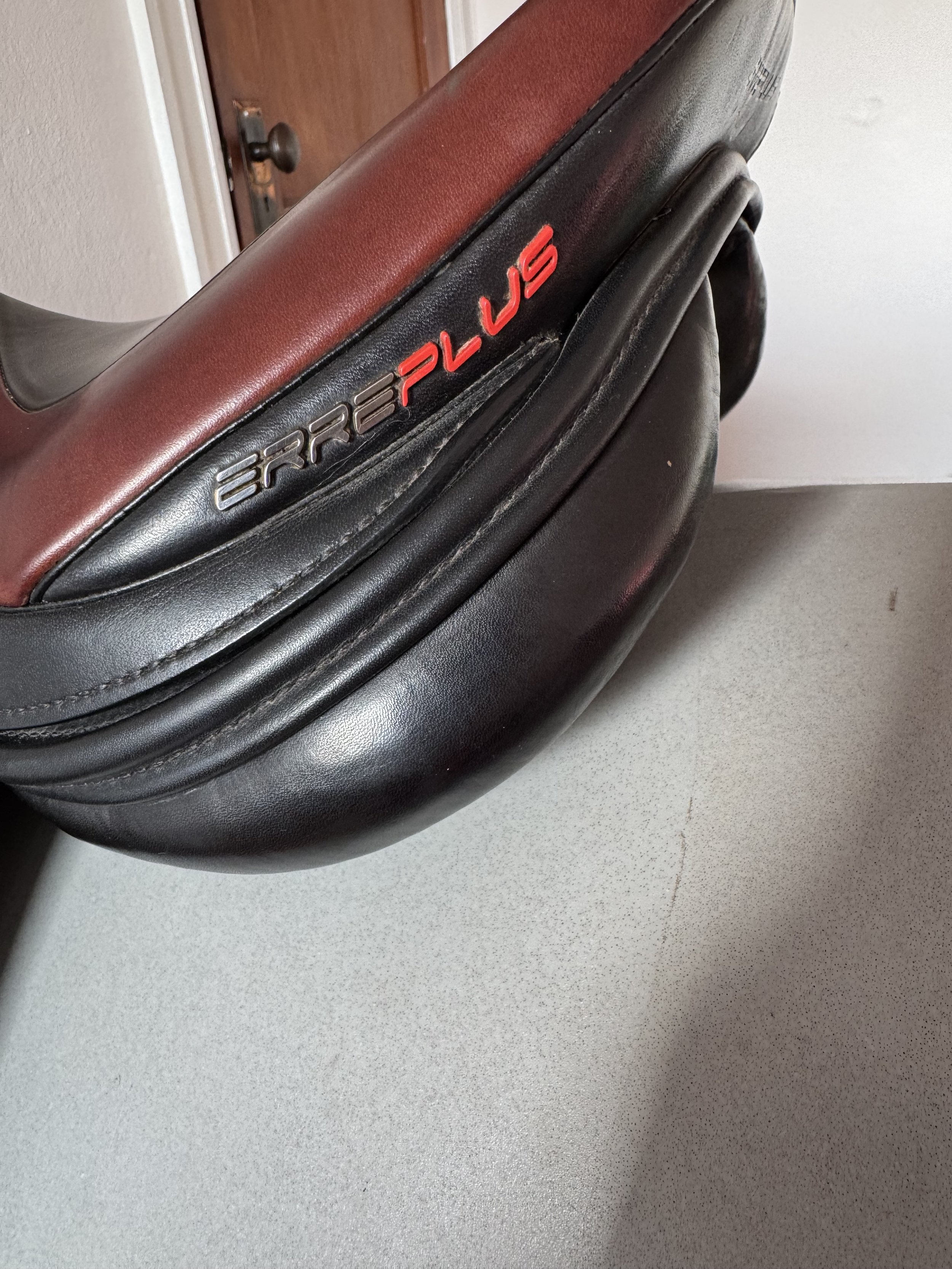 17.5" Erreplus CA Saddle - 2019 - Wool Flocked - Adjustable - Cantle Logo Detail