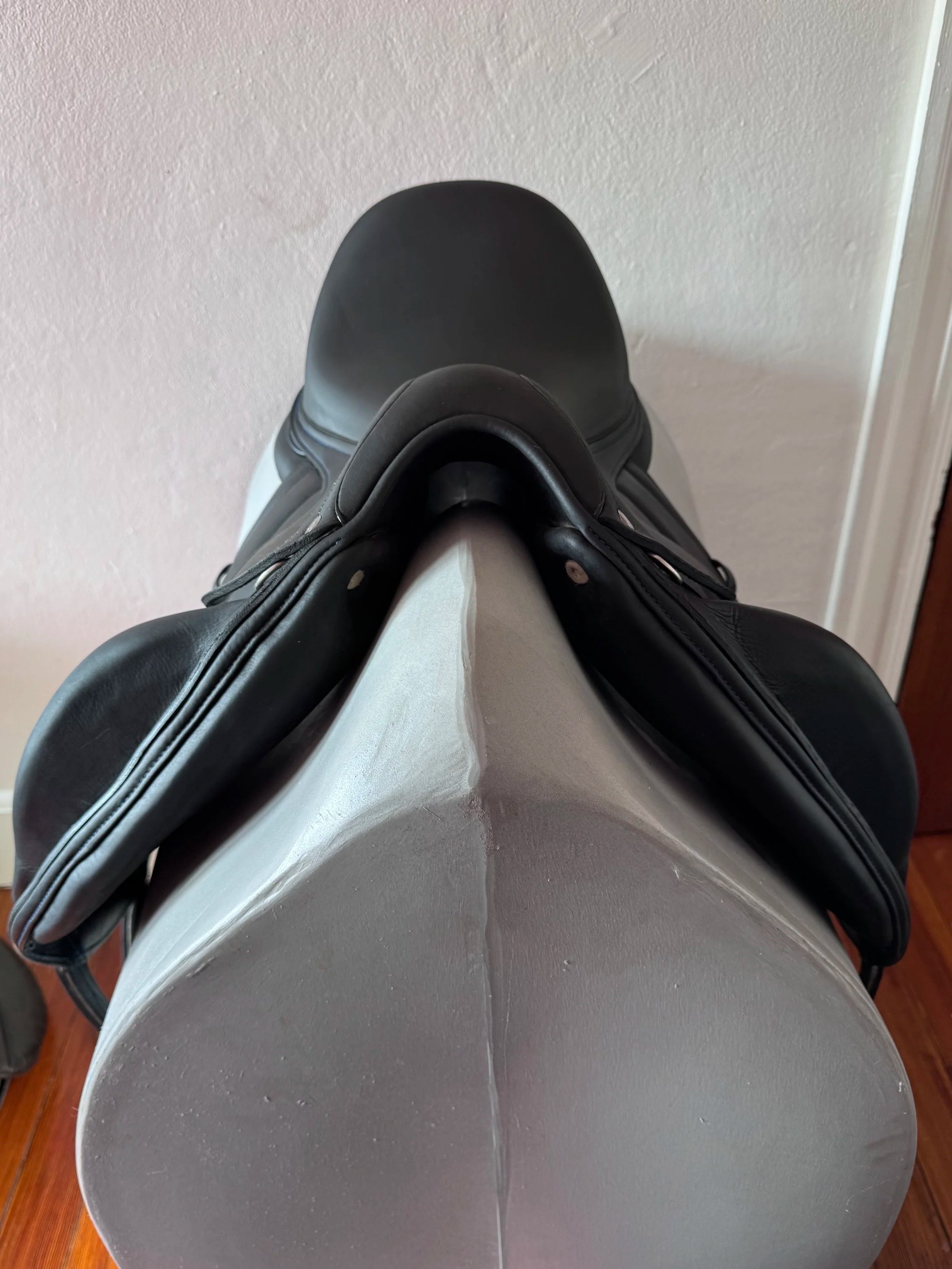 18" Antares Cadence Dressage Saddle - 2023 - 1D - Full Buffalo - Front Panels 1