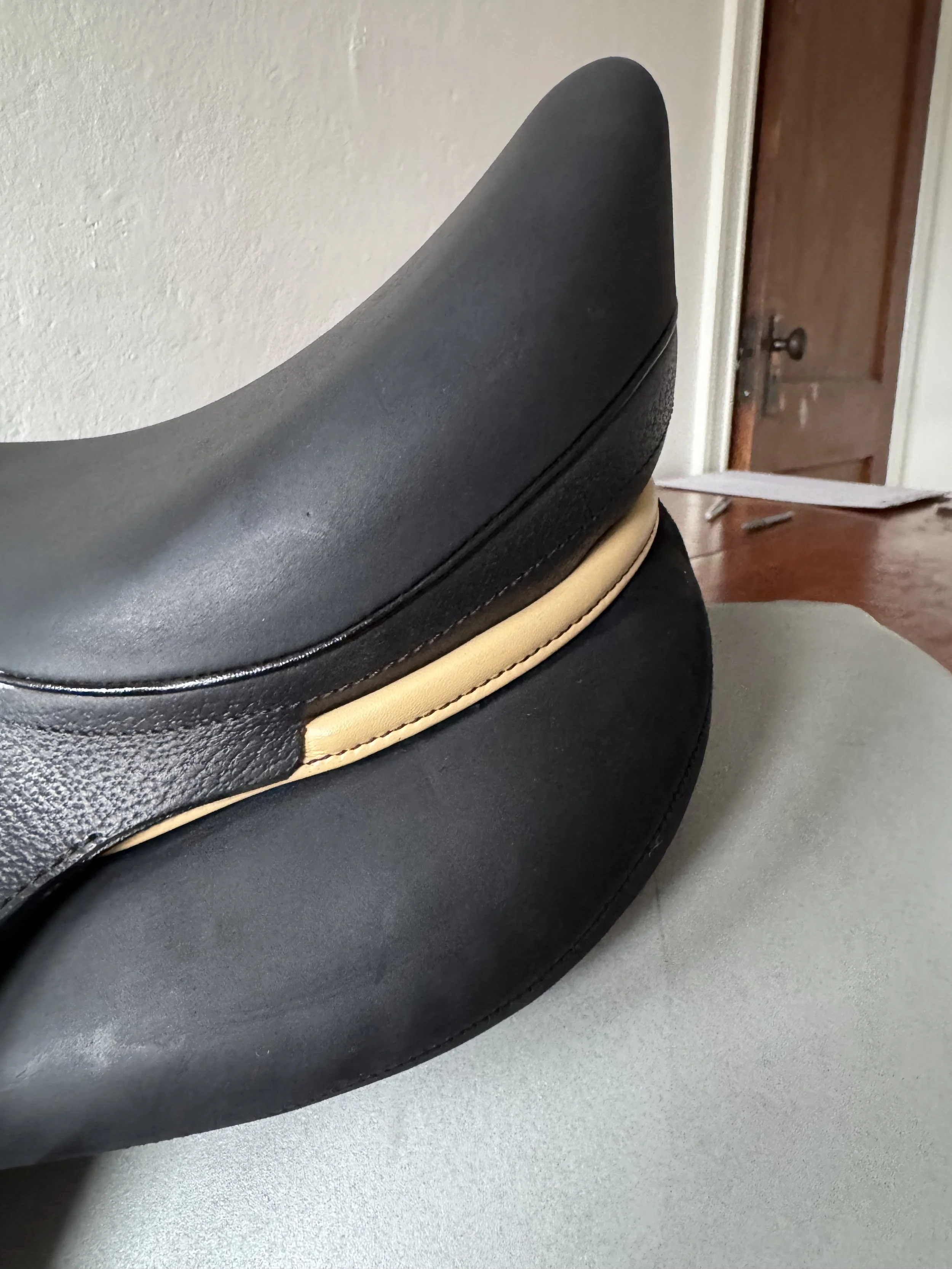 17.5" Devoucoux Makila Harmonie Dressage Saddle - 2024 - 2A - Full Buffalo - Like New - Piping Details