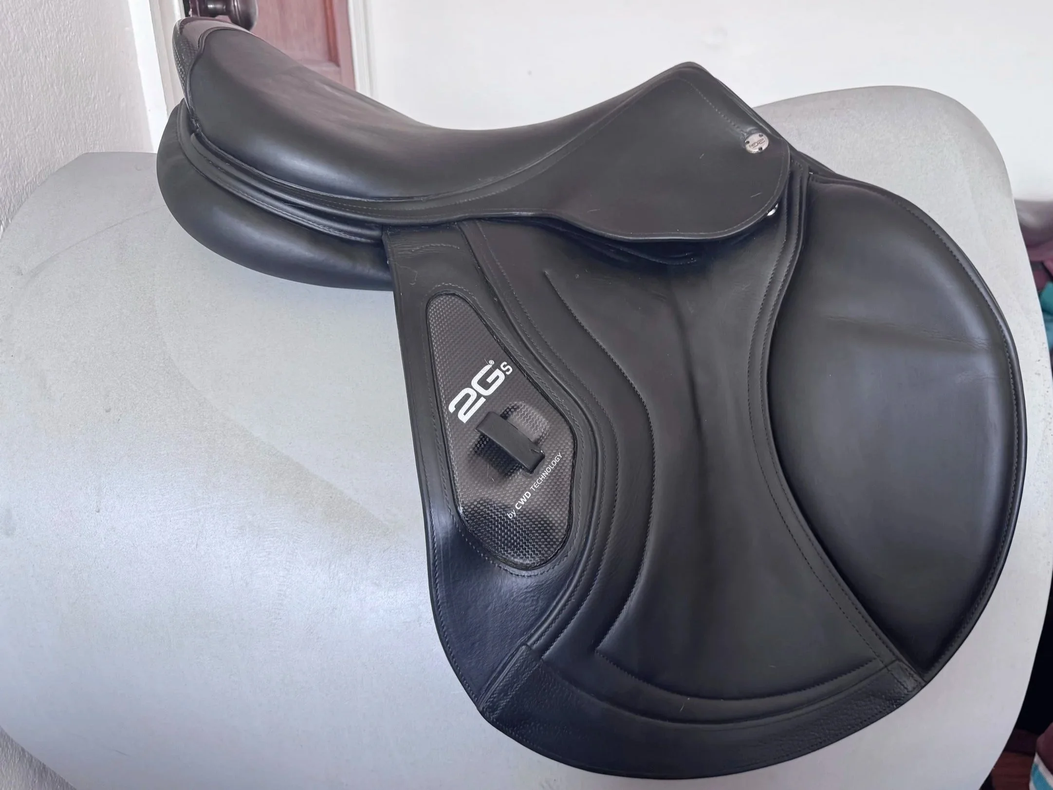 18" CWD 2Gs Saddle - BLACK - 4C Long / Forward Flaps - Full Buffalo - Right View 1