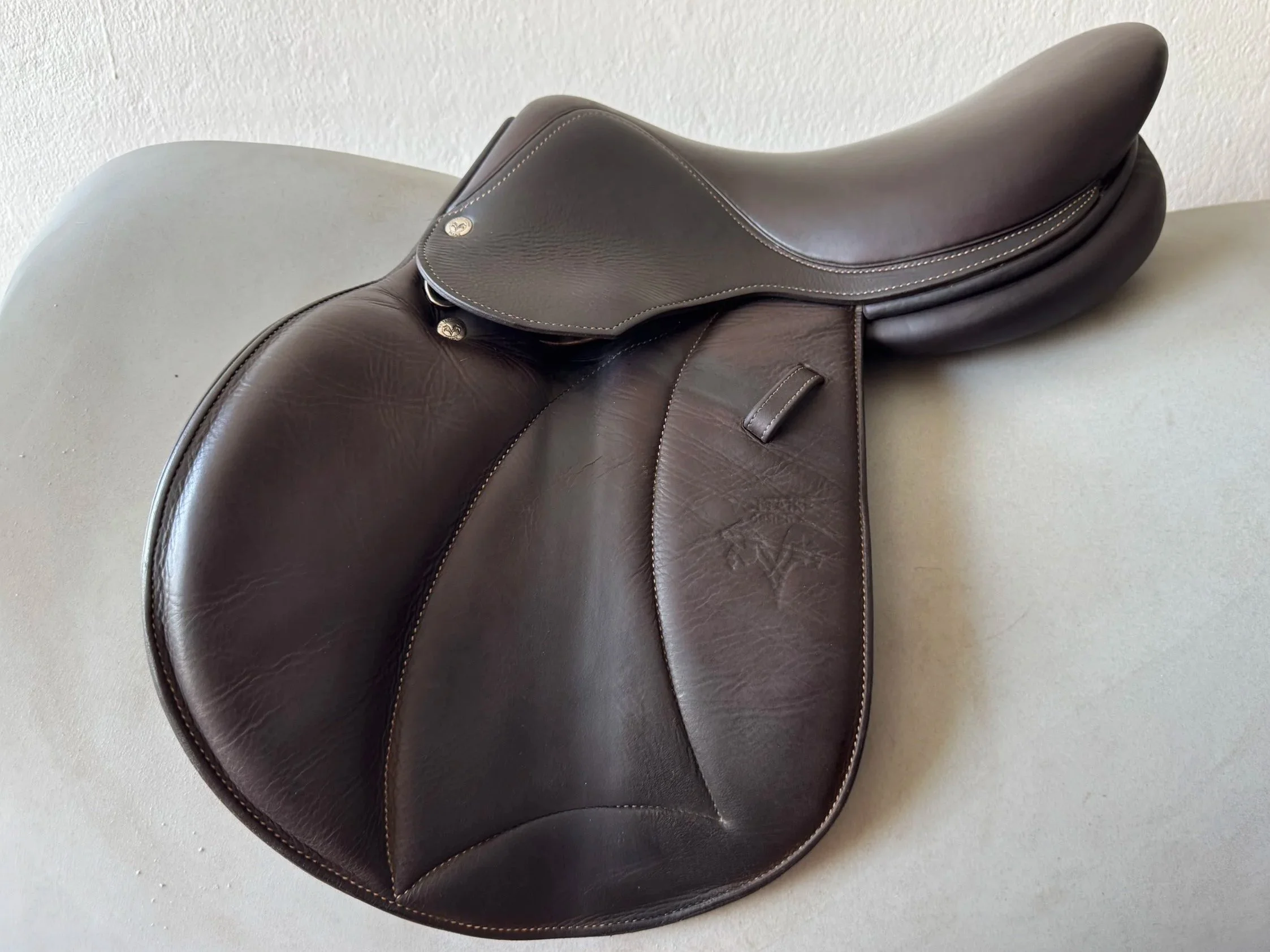15.5" Voltaire Welli Saddle - Full Buffalo - Left View 2