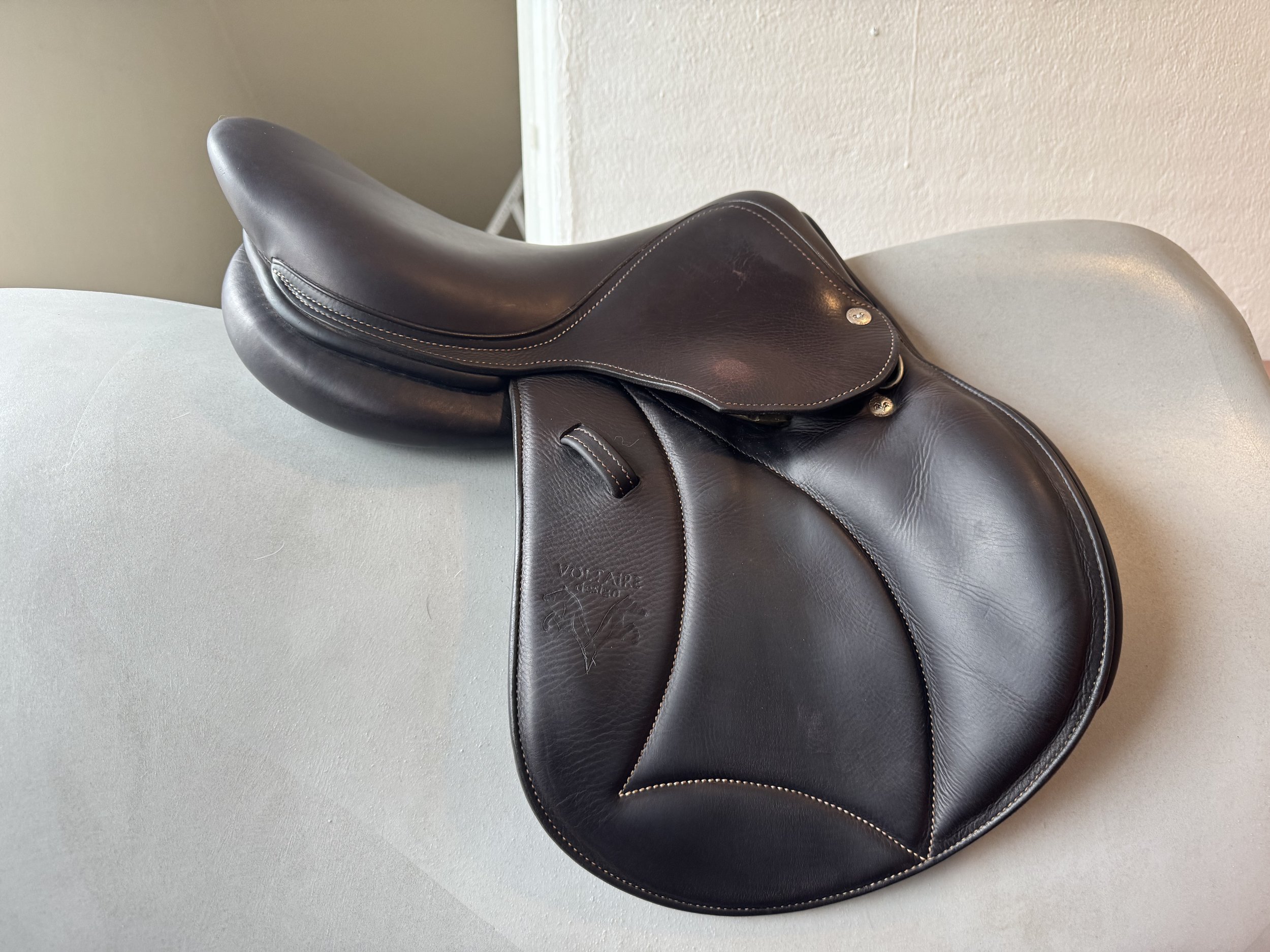 15" Voltaire Welli Saddle - Right View