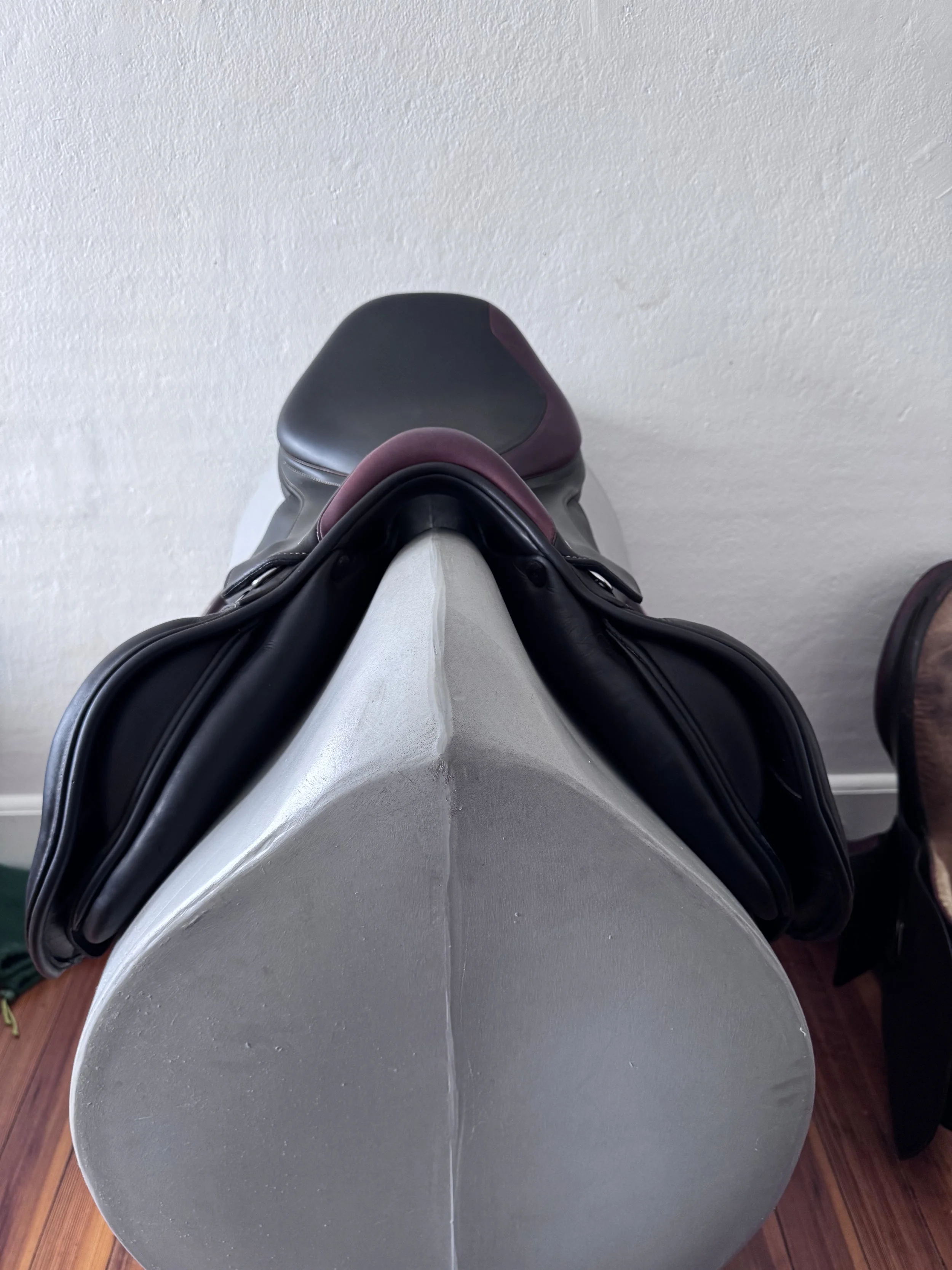 17.5" Erreplus CA Saddle - 2022 - Wool Flocked - Fully Adjustable - MINT! - Front Panels 2