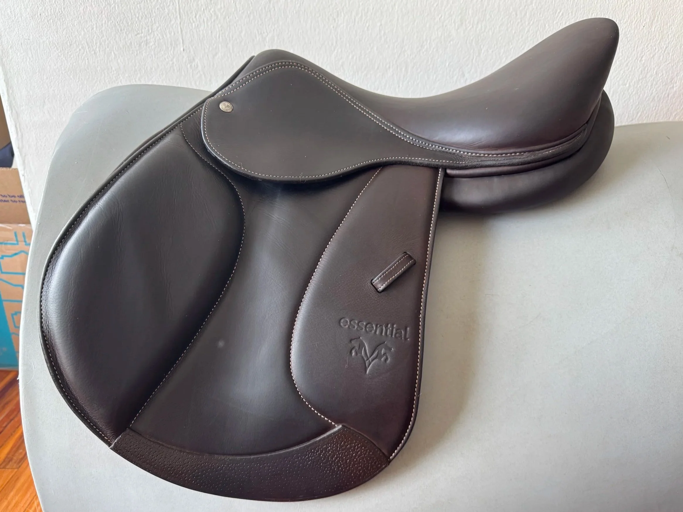 16.5" Voltaire Essential Saddle - 2023 - Left View 3
