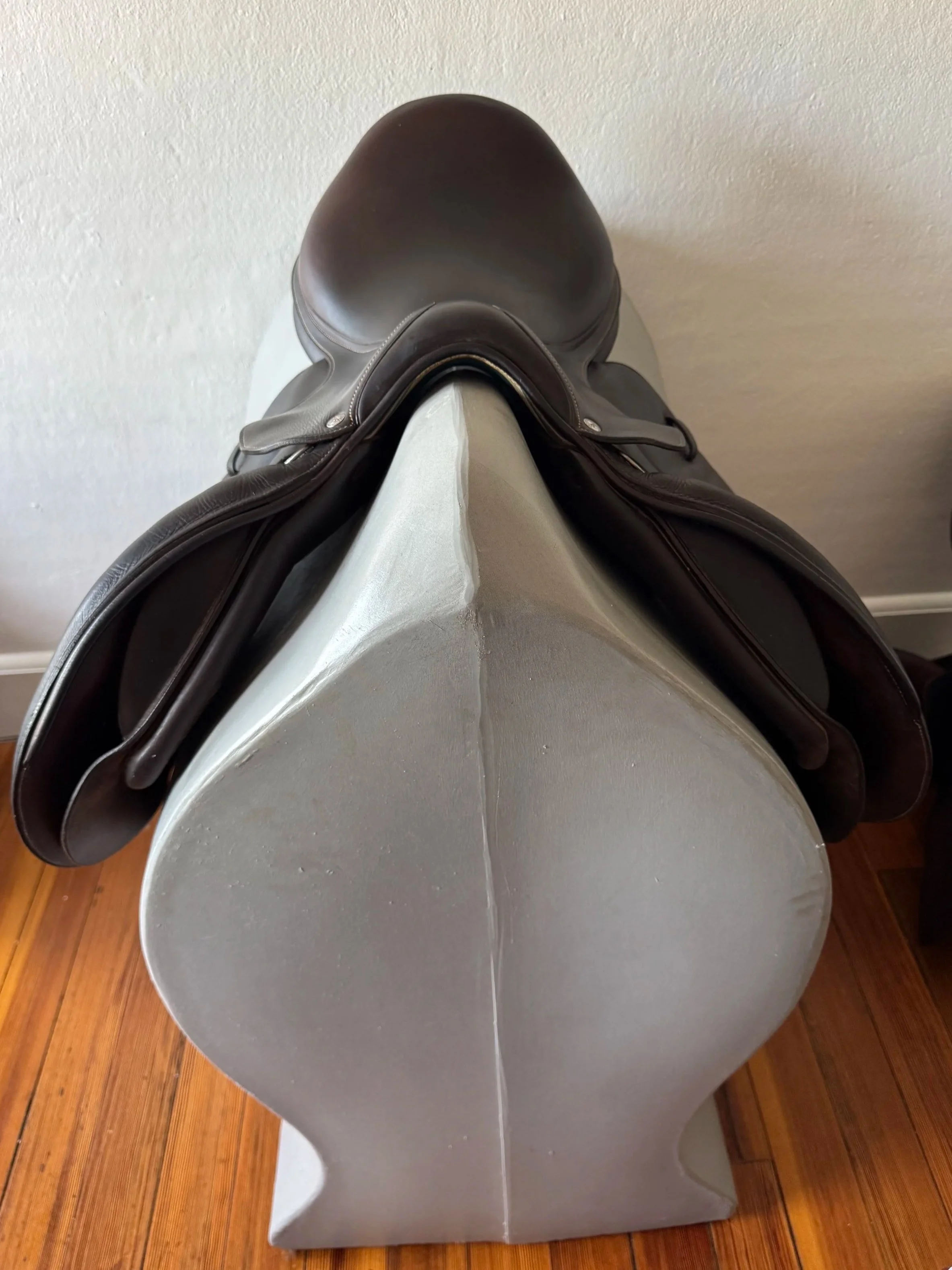 18.5" Voltaire Stuttgart PRO Saddle - 2017 - 4AAR - Full Buffalo - Front Panels 1