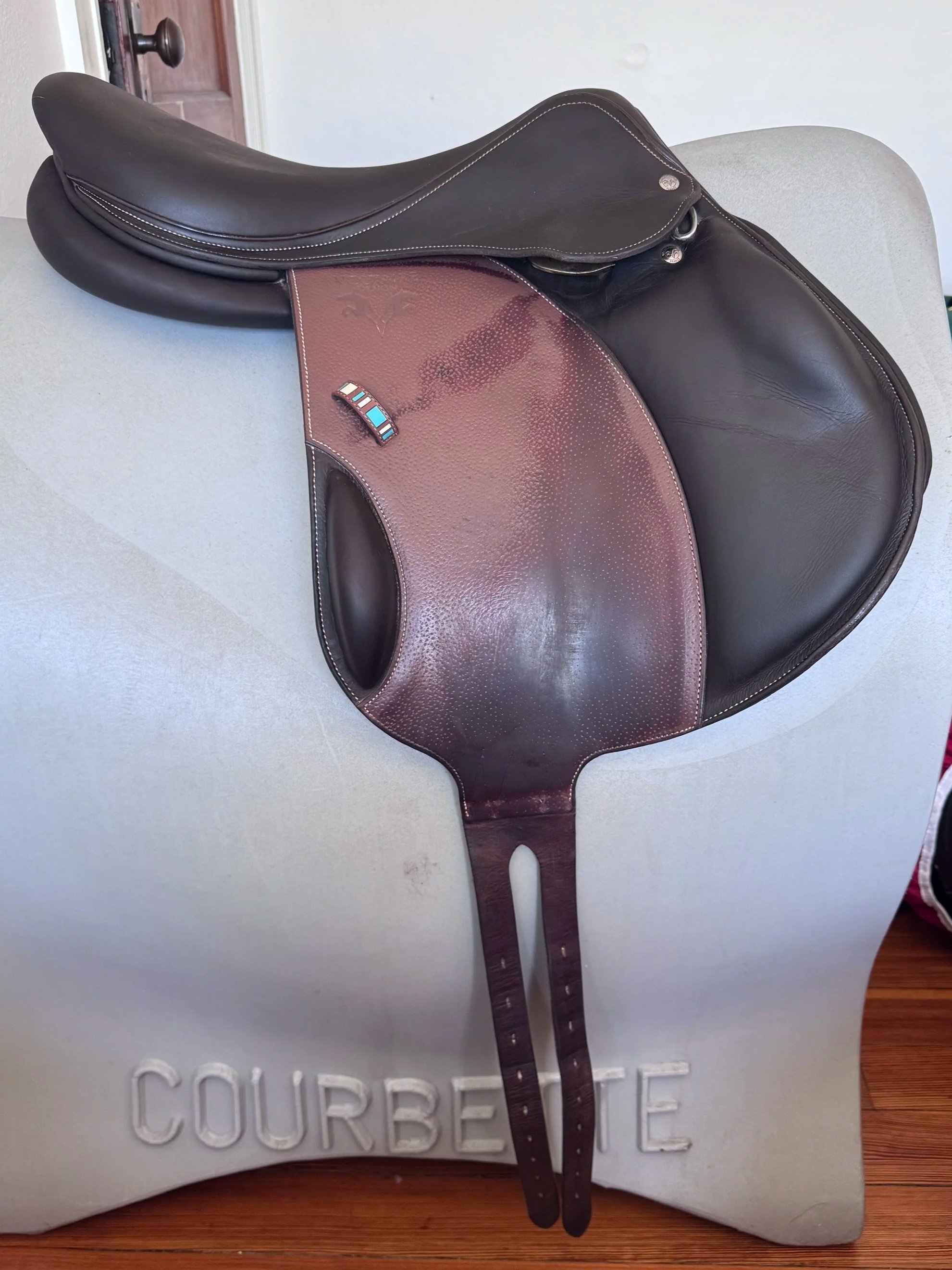 17.5" Voltaire Lexington PRO Monoflap Saddle - 2022 - 2AA - Grained Buffalo - Right View 2