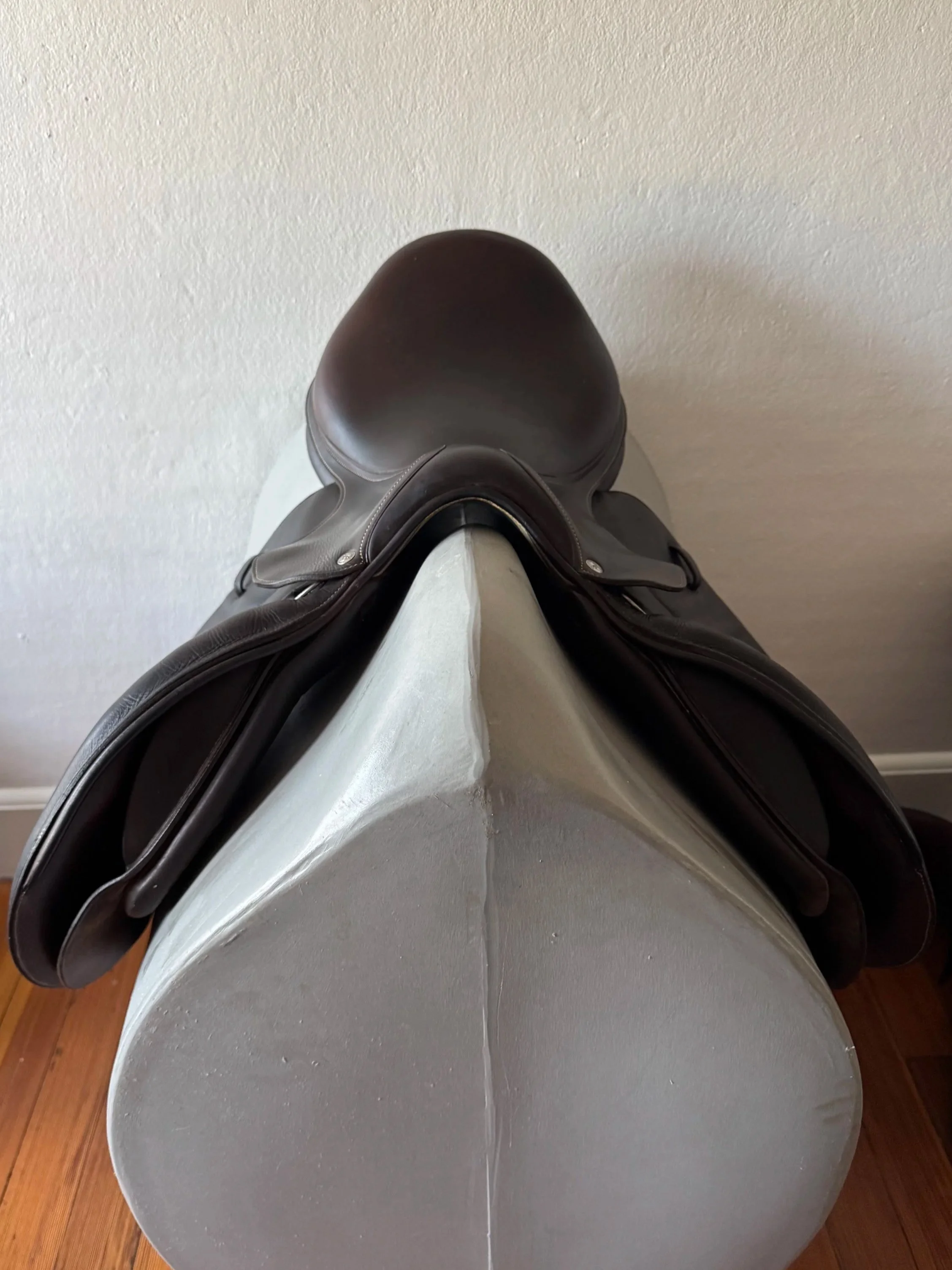 18.5" Voltaire Stuttgart PRO Saddle - 2017 - 4AAR - Full Buffalo - Front Panels 3