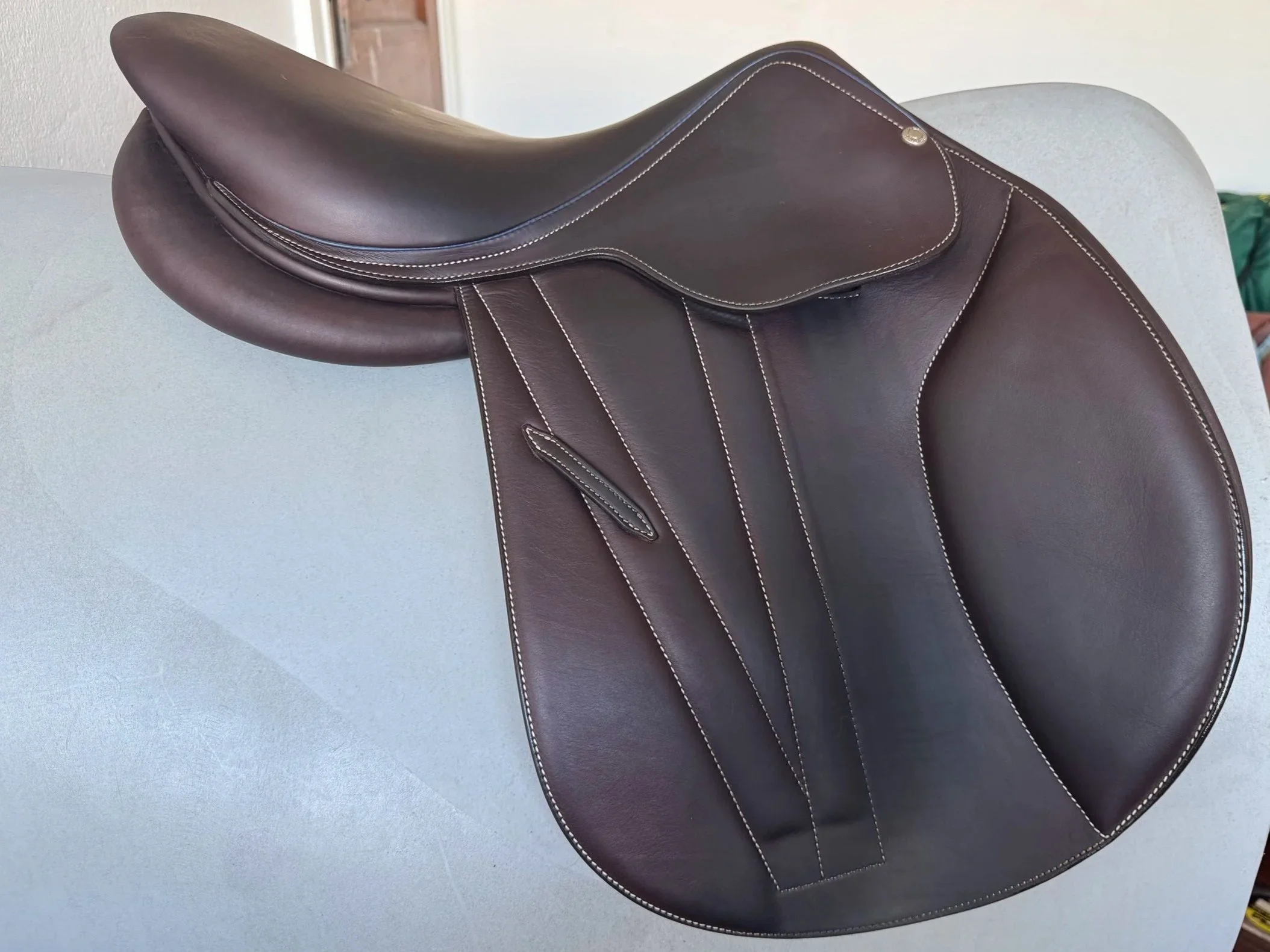17.5" Butet Premium Saddle - 2022 - Cachou - Integrated Panels  - Right View 3