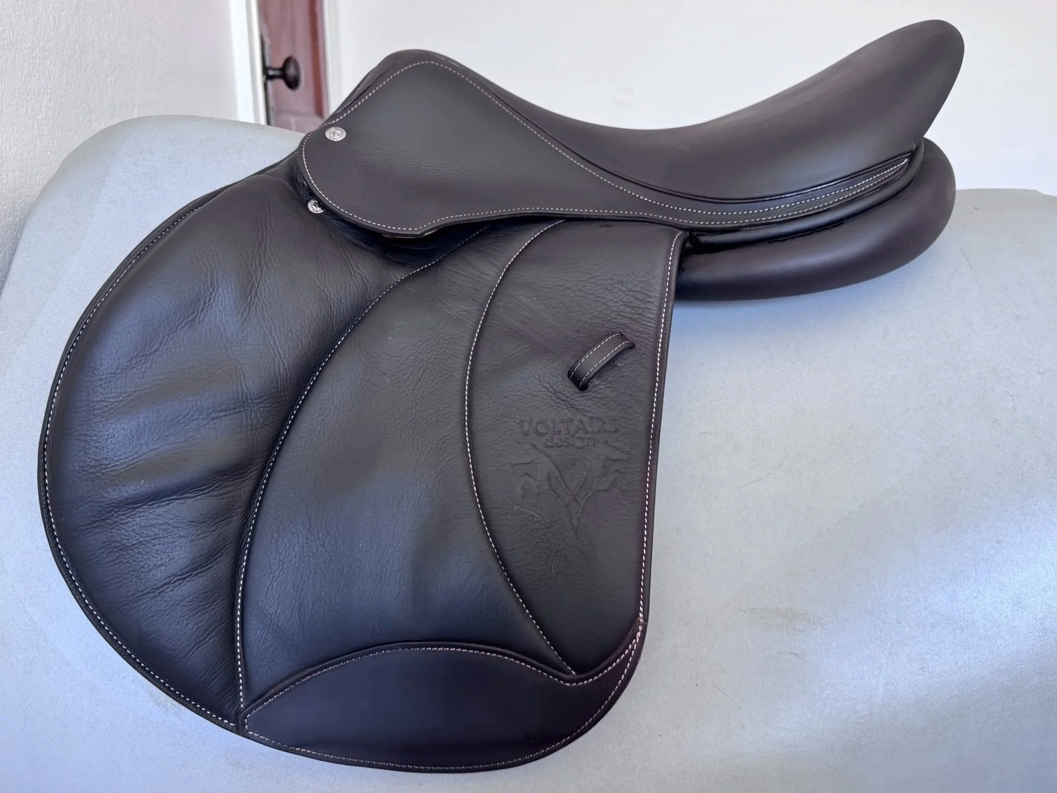 17.5" Voltaire Stuttgart PRO Saddle - 2020 - 3A - Full Buffalo - Left View 1