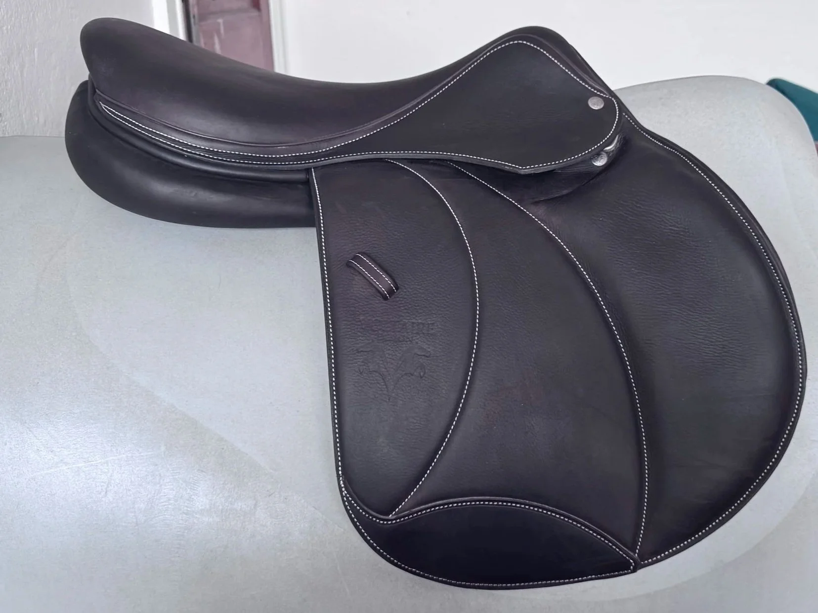 BRAND NEW! 18" Voltaire Palm Beach PRO Saddle 2025 - 3A - Full Buffalo - WIDE - Right View 4