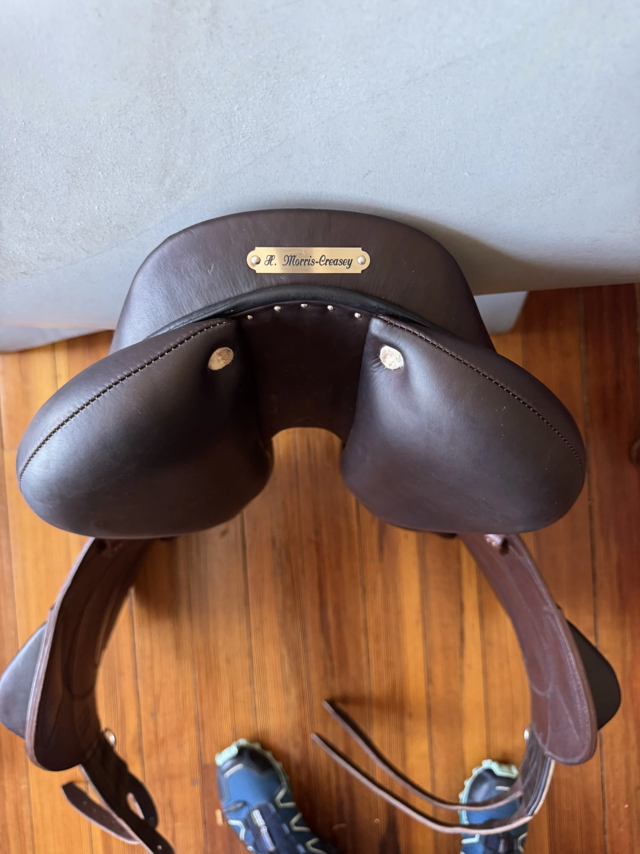 18" Antares Contact Monoflap Saddle - 2022 - 3AB - Full Buffalo - Cantle Details