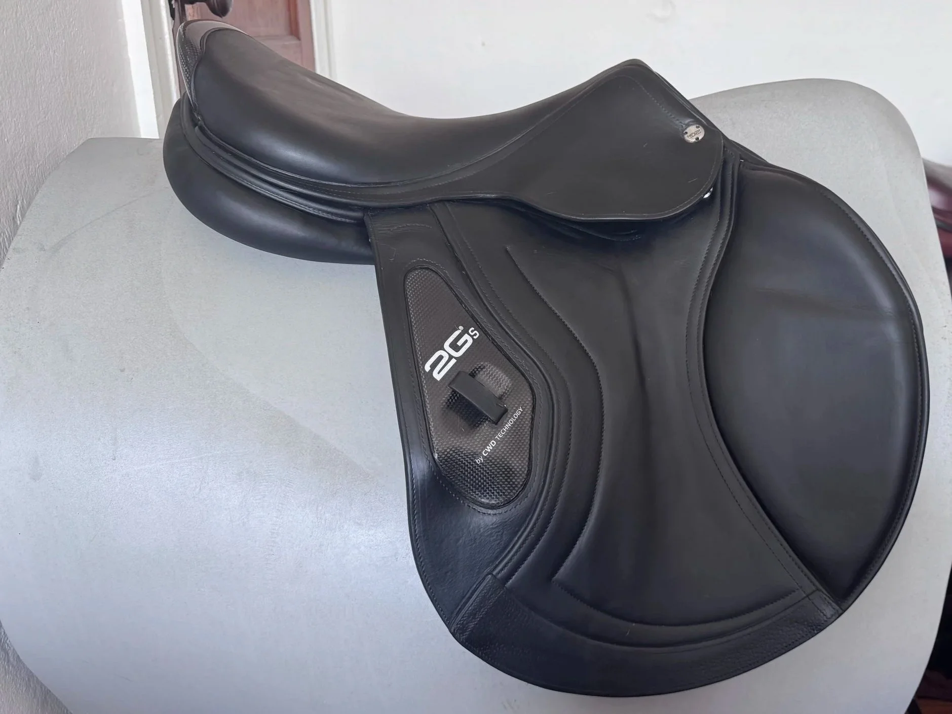 18" CWD 2Gs Saddle - BLACK - 4C Long / Forward Flaps - Full Buffalo - Right View 5