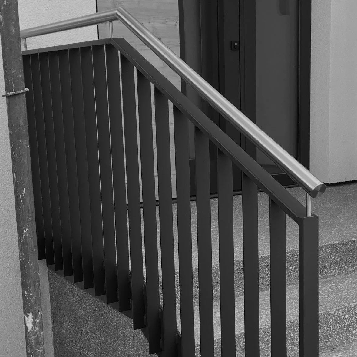 Geländer gepulvert und mit Edelstahl Handlauf in Fulpmes