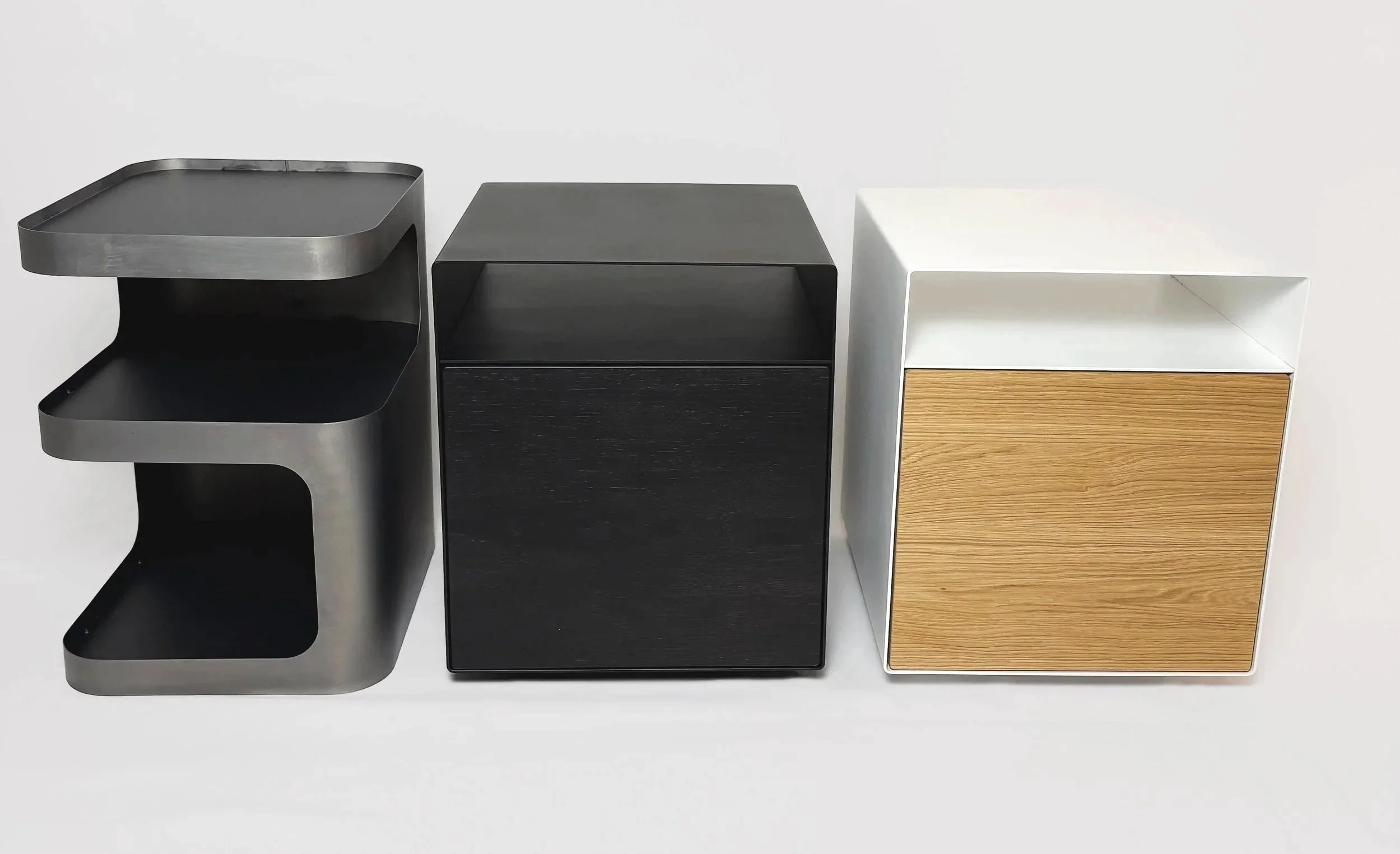 Drei moderne, stilvolle Nachttische aus Metall und Massivholz Eiche in Schwarz, Weiß.