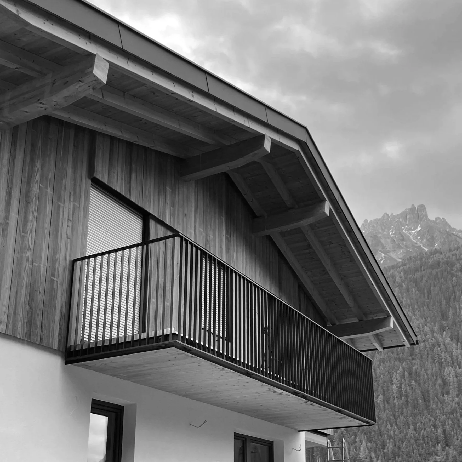 Schwarzes und weißes Foto eines modernen Gebäudes mit schönem Stahlgeländer mit einer Flachstahl Füllung , Balkongeländer