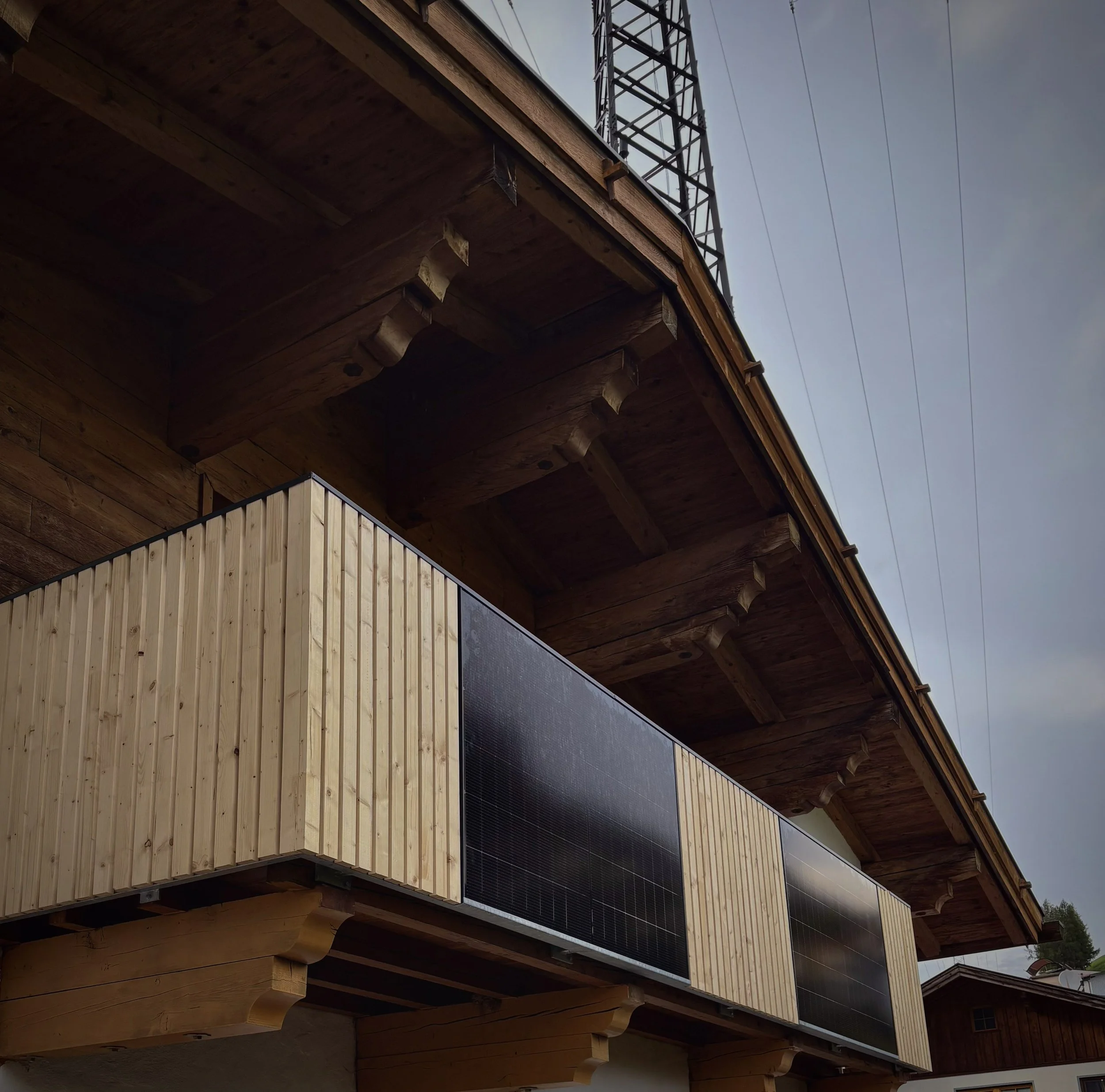 Balkongeländer mit PV-Anlage in Matrei