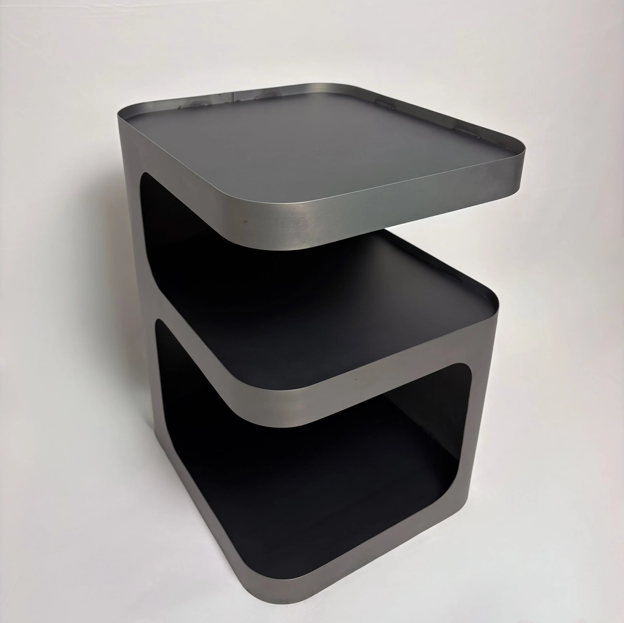 Designer Nachttisch oder Beistelltisch aus Metall, DDesign in Tirol