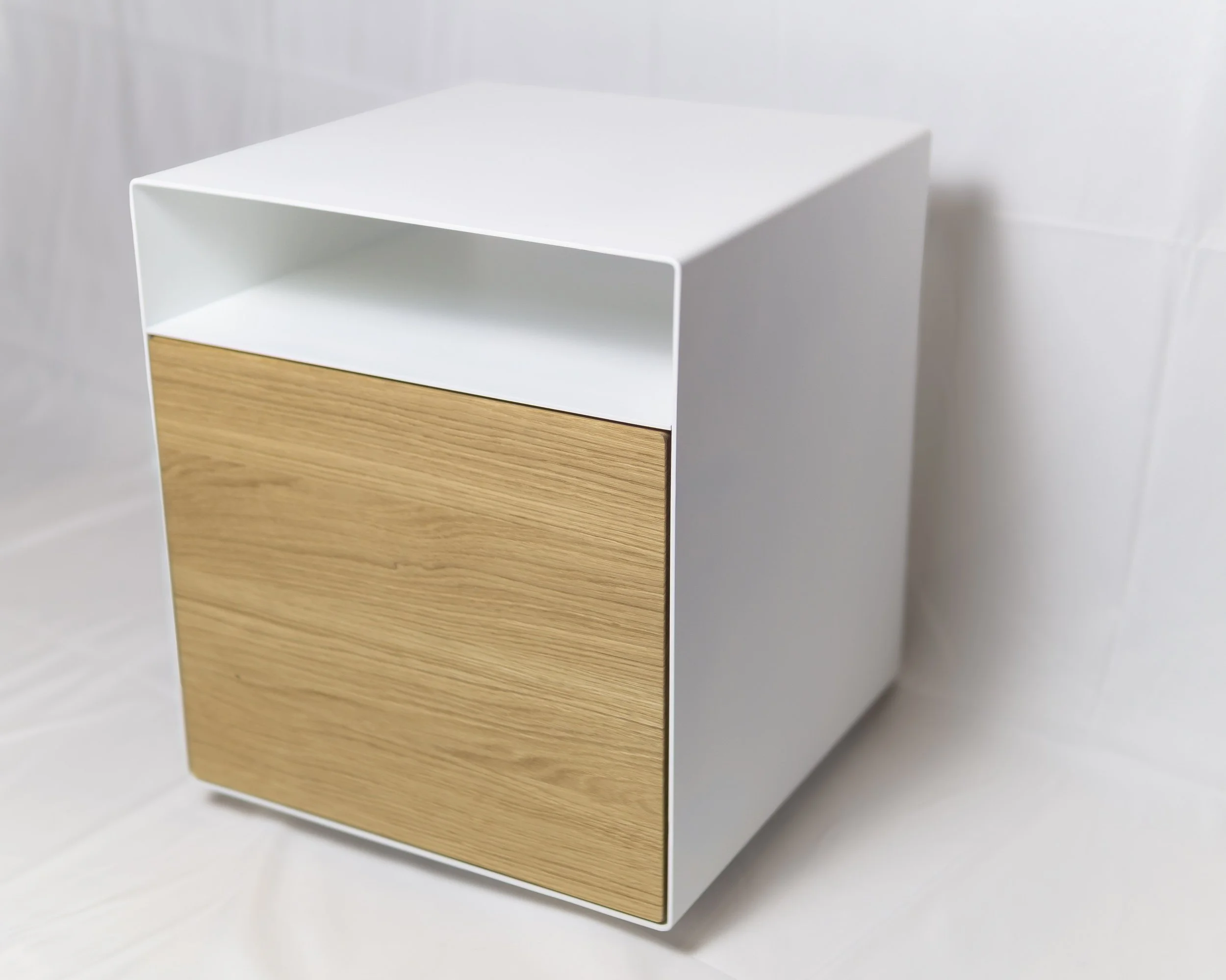 Moderner Nachttisch mit Massivholz Eiche in Tirol