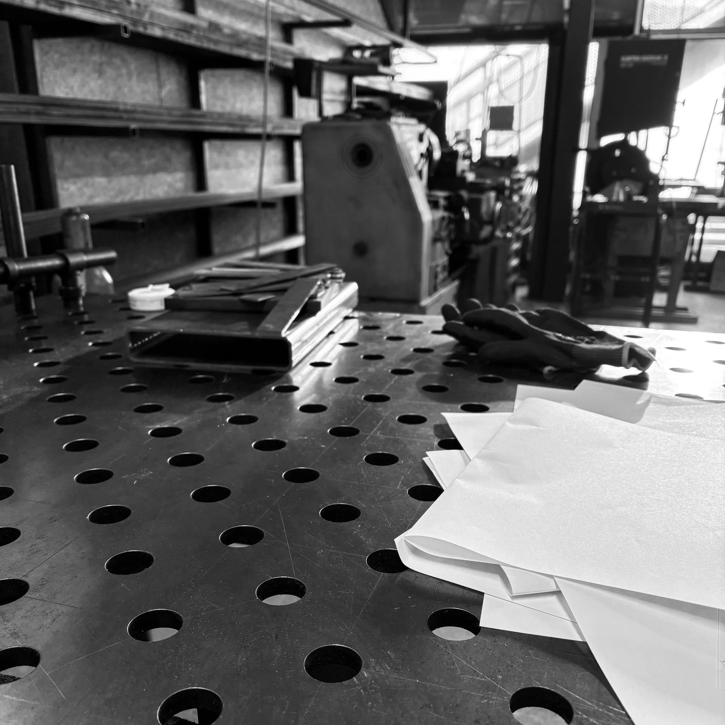 Bild aus der Werkstatt, Schweißtisch ist zu sehen