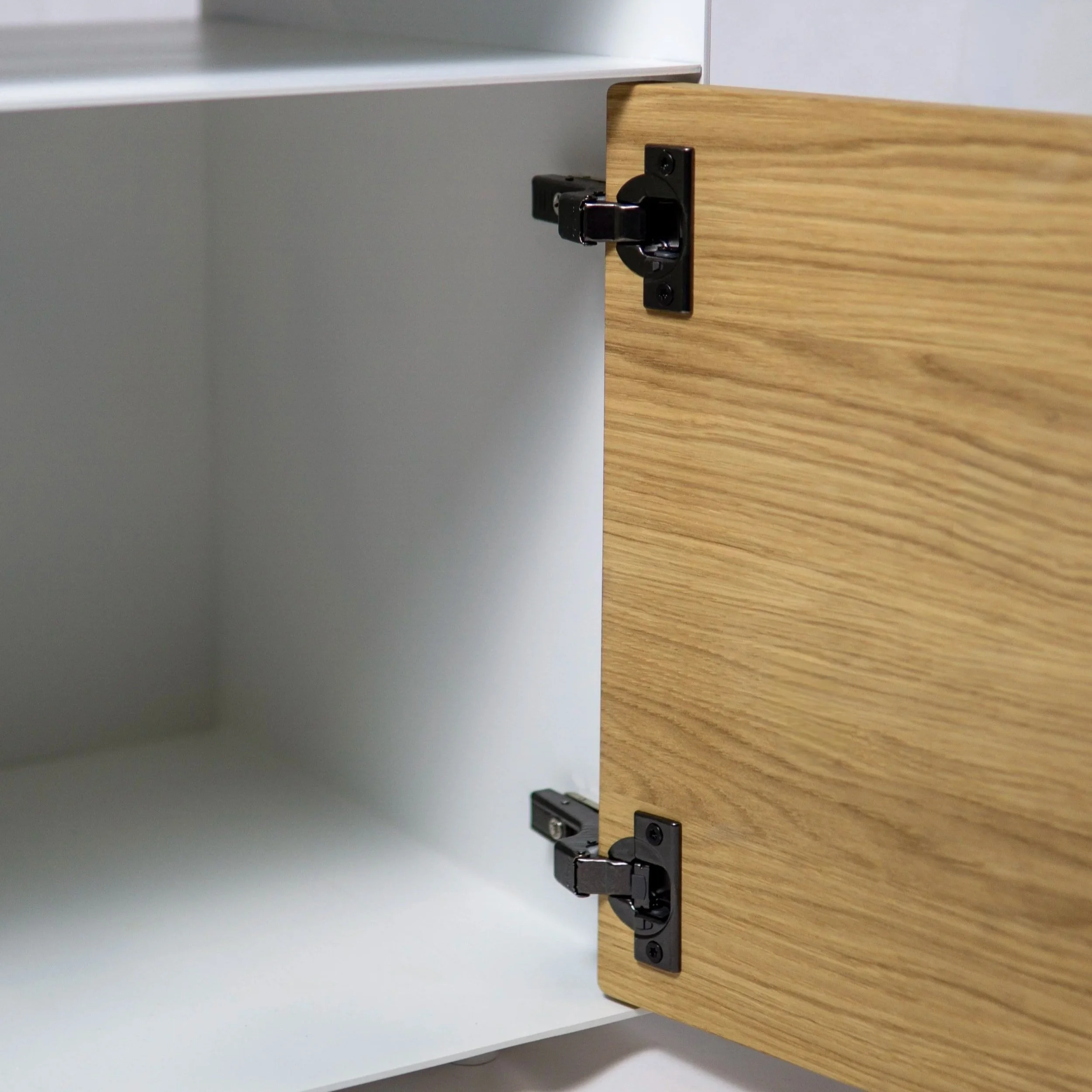 Moderner Nachttisch mit Massivholz Eiche in Tirol