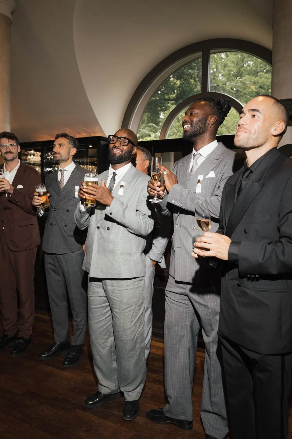 soe-groomsmen-cheering-munich-6144.jpg