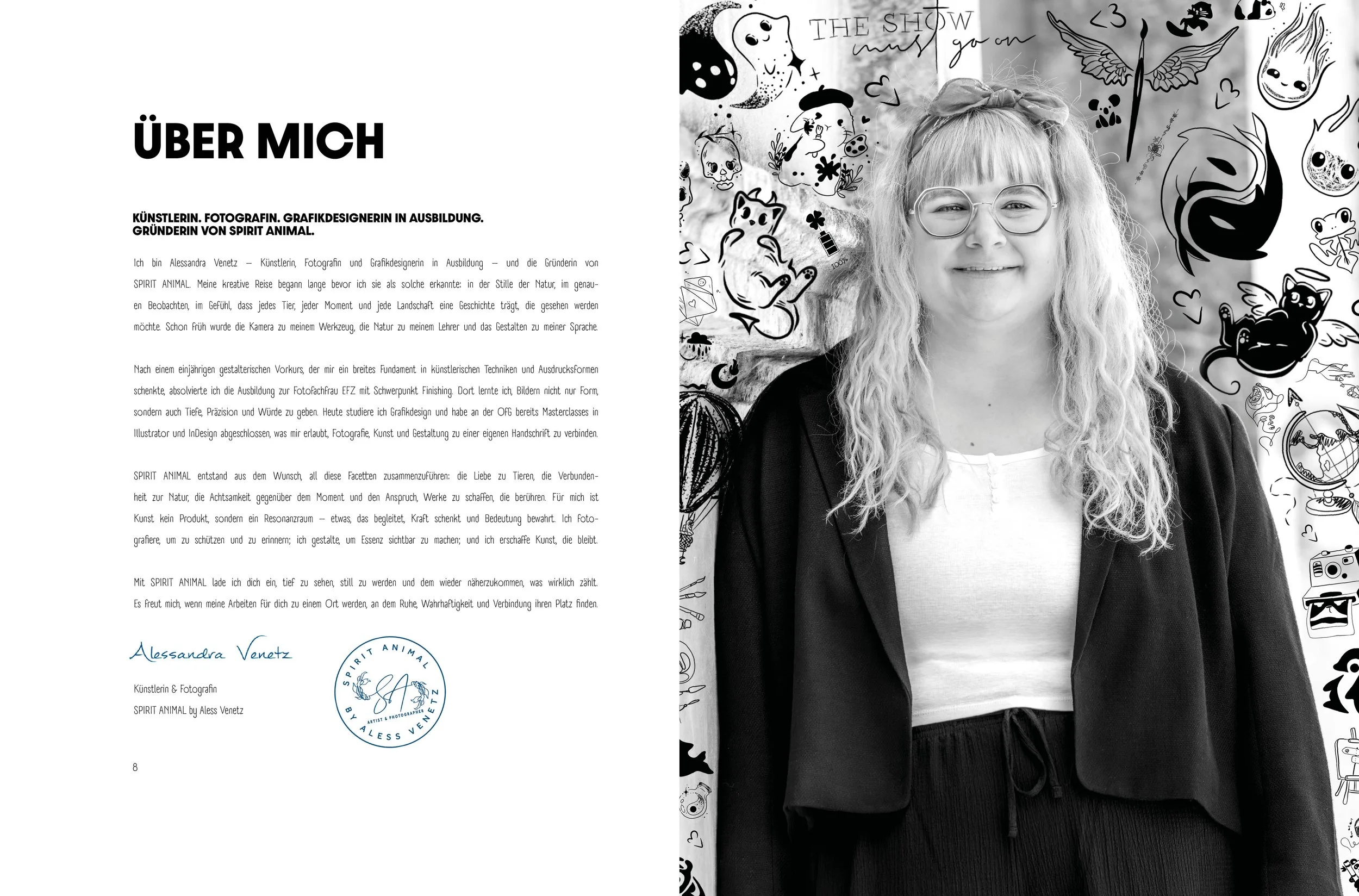 Doppelseite vom Portfolio. Auf der linken Seite ein Text 'Über mich' und einer Beschreibung von Alessandra Venetz, die Künstlerin, Fotografin und Grafikdesignerin und Inhaberin von SPIRIT ANIMAL ist. Auf der rechten Seite das Foto von ihr.