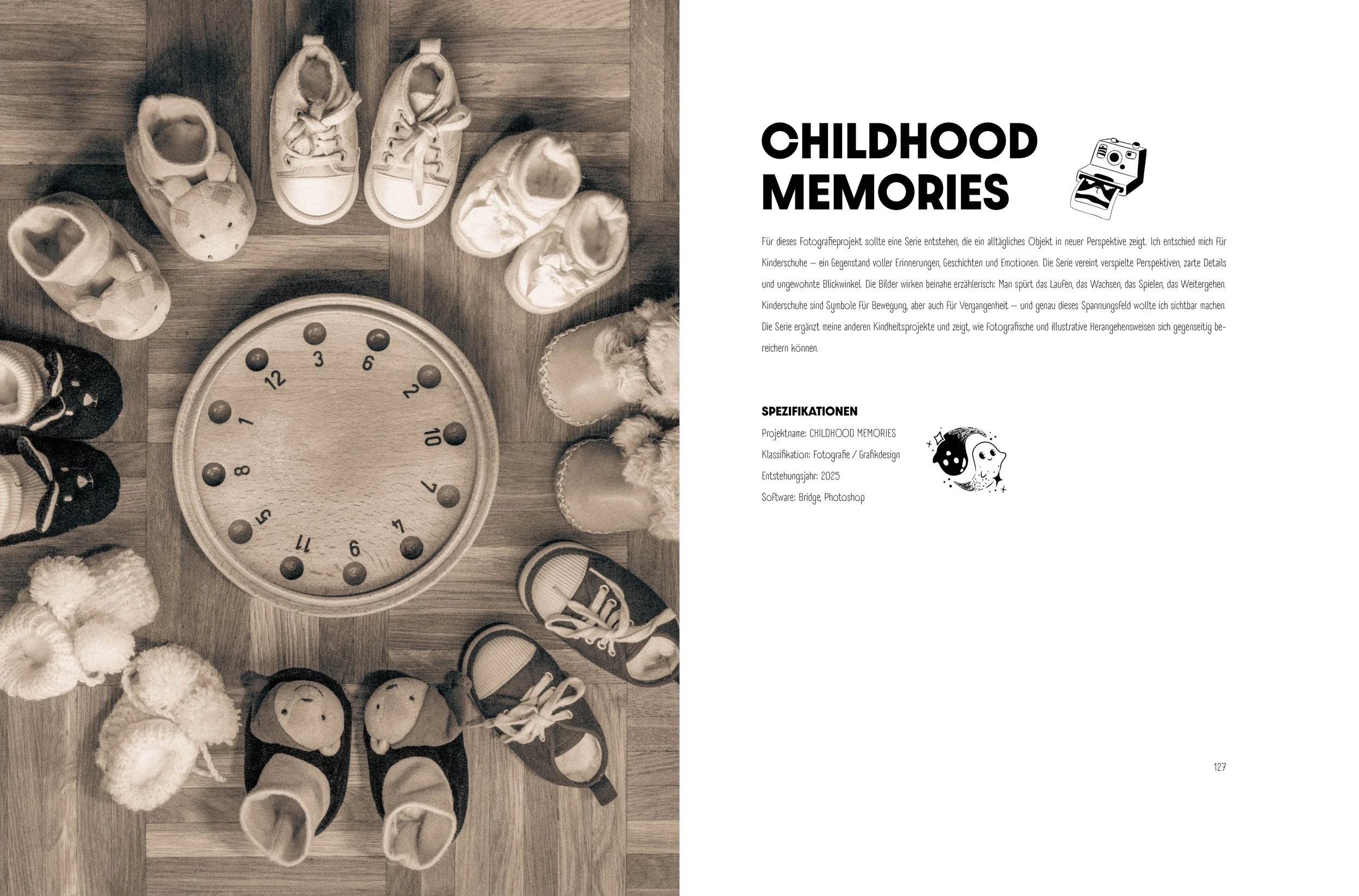 Doppelseite Portfolio. Links das Deckblatt der Fotografie/Grafikdesign-Aufgabe von SPIRIT ANIMAL, mit Kinderschuhen, die kreisförmig angeordnet sind. Rechts einen Text über das CHILDHOOD MEMORIES Projekt.