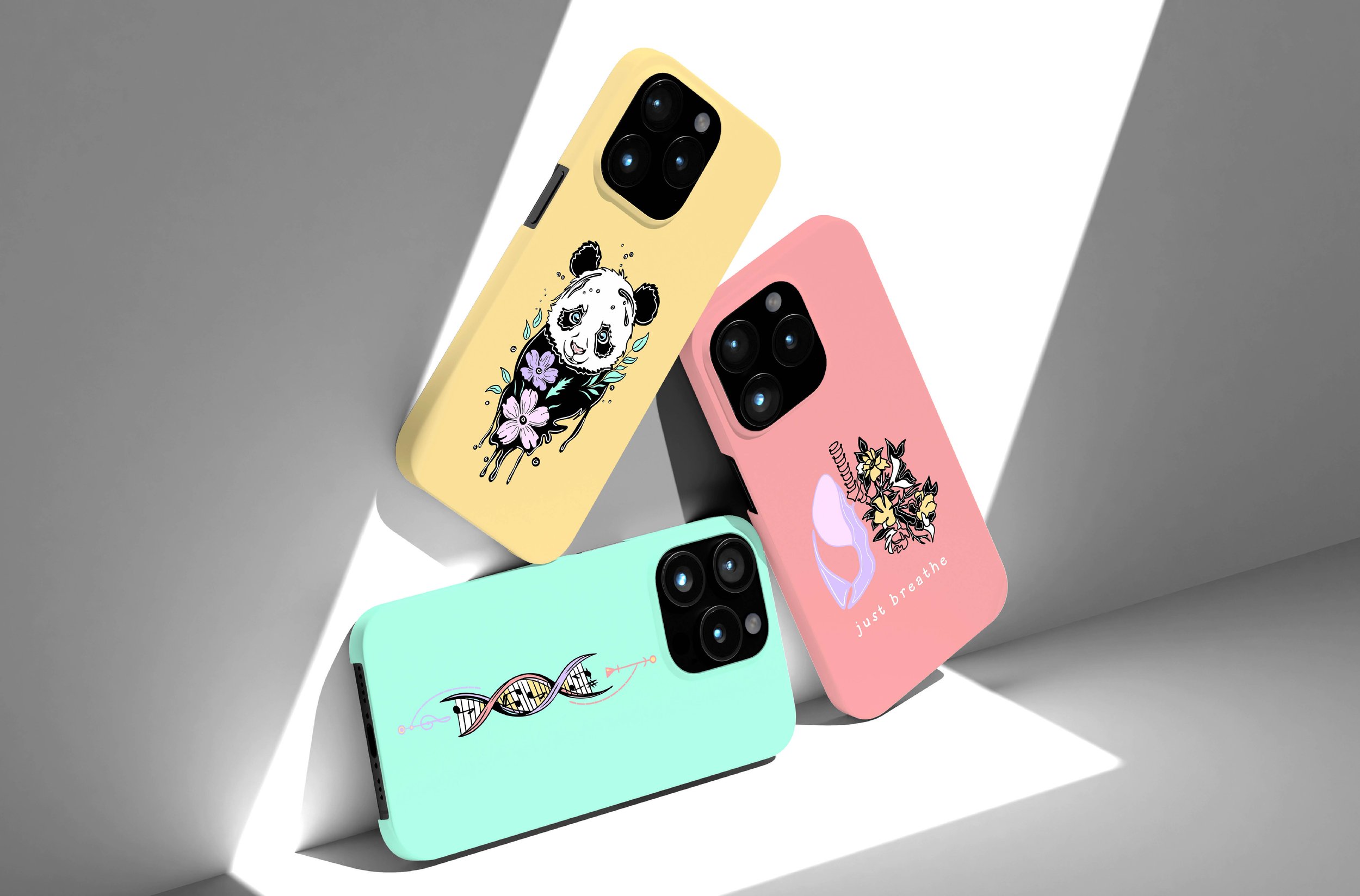 Doppelseite vom Portfolio. Drei iPhones mit bunten Hüllen und verschiedenen Designs, Illustrationen von SPIRIT ANIMAL, auf einer weißen Oberfläche.