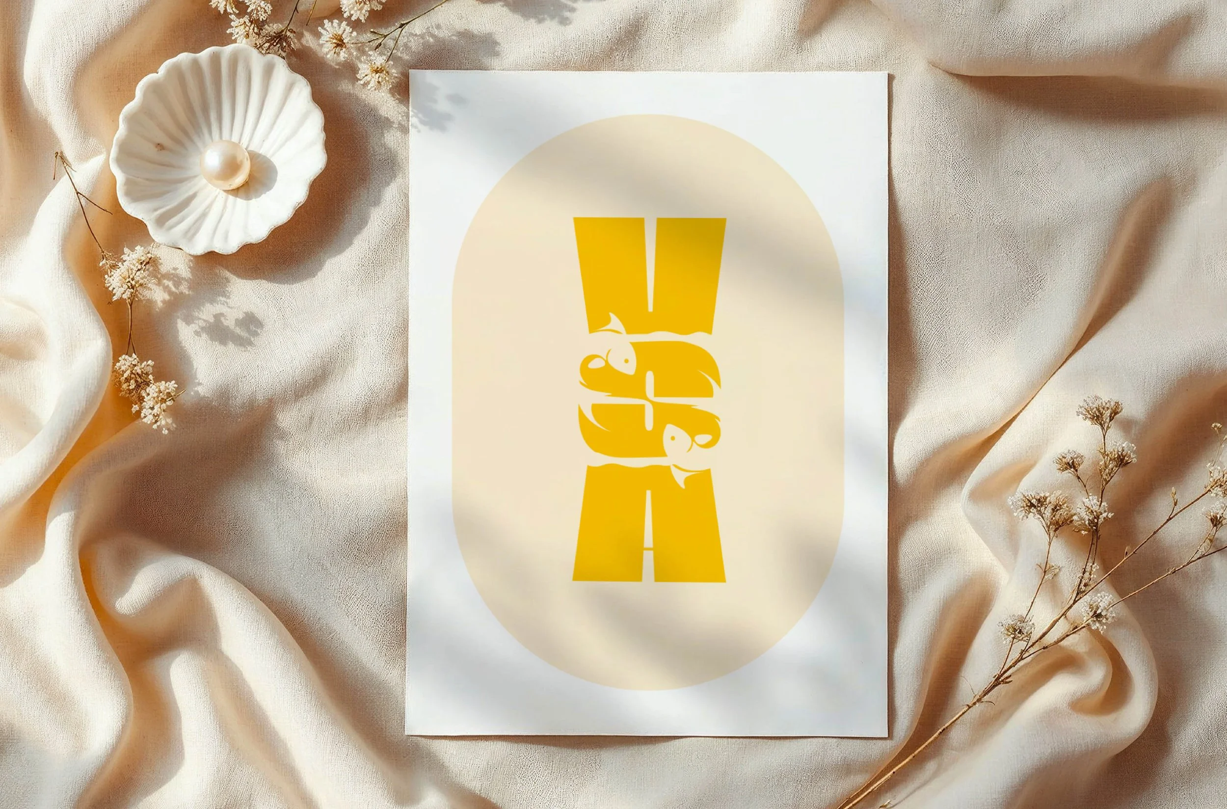 Doppelseite vom Portfolio. Ein Mockup von einem weißen Poster mit der Aufschrift 'VAS' in gelber Schrift, Monogramm, Typografie-Aufgabe von der Inhaberin von SPIRIT ANIMAL. Teil des MONOGRAMS Projekt. 