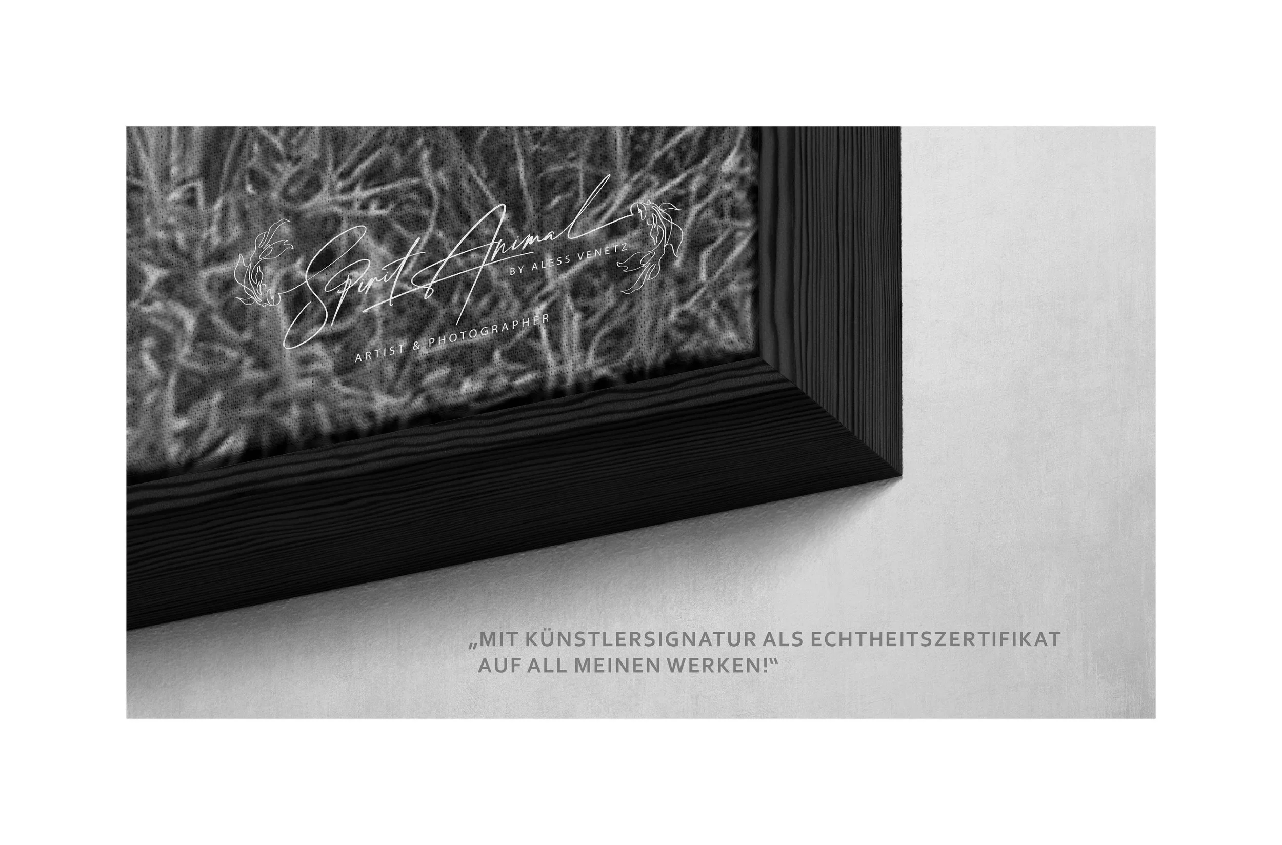 Echtheitszertifikat: Schwarz-weiß-Foto eines Kunstwerks der Inhaberin von SPIRIT ANIMAL, mit schwarzem Rahmen und textlichem Overlay, das auf Kunstsignatur hinweist.