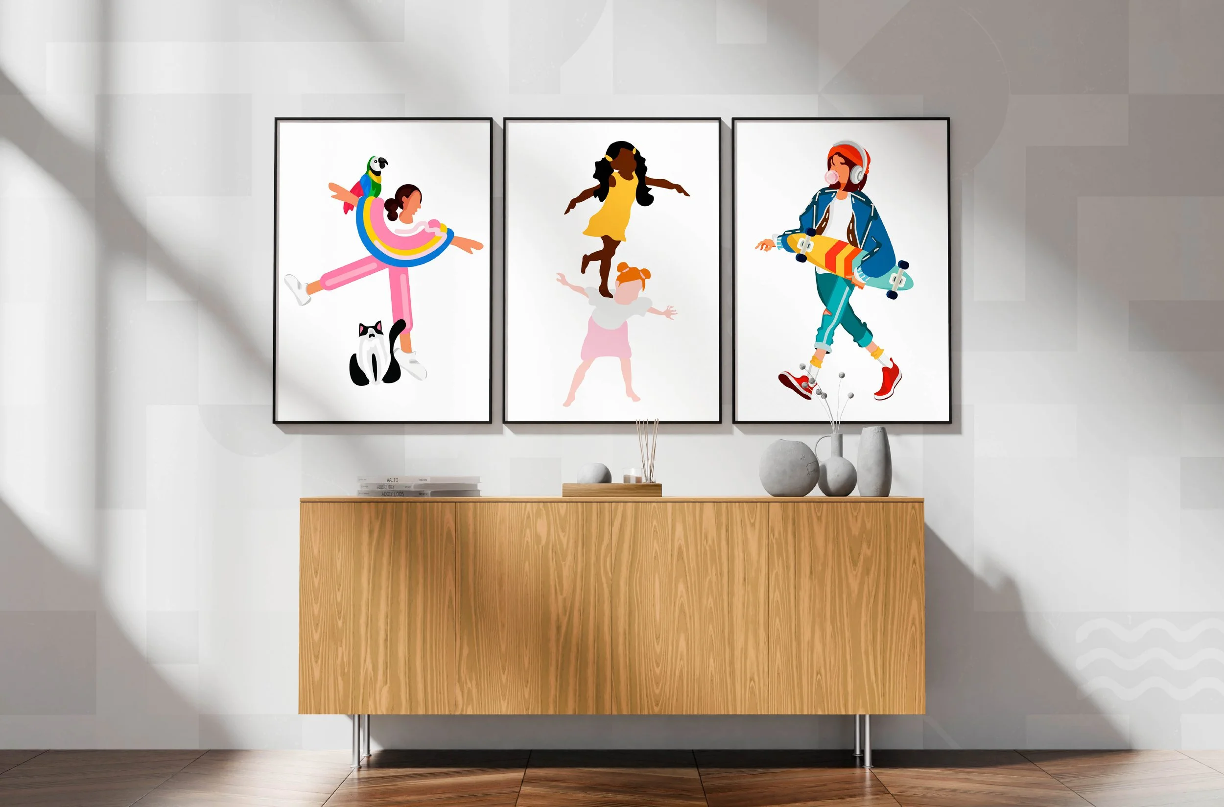 Doppelseite vom Portfolio. Drei moderne, bunte Wandbilder mit Kinderillustrationen von der Inhaberin von SPIRIT ANIMAL hängen über einem Holzmöbel in einem hellen Raum. Teil des METROPOLIS OF WHISHES Projekts.