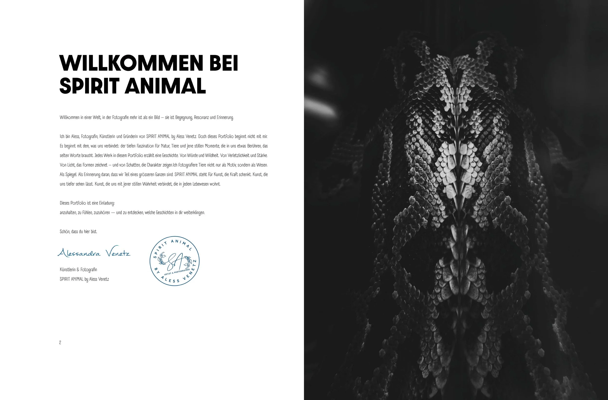 Ein Text mit Begrüßung und Vorstellung der Künstlerin Alessandra Venetz, Inhaberin von SPIRIT ANIMAL auf der linken Seite, auf der rechten Seite ein schwarzes und weißes fotografisches Bild einer Schlangenhaut.
