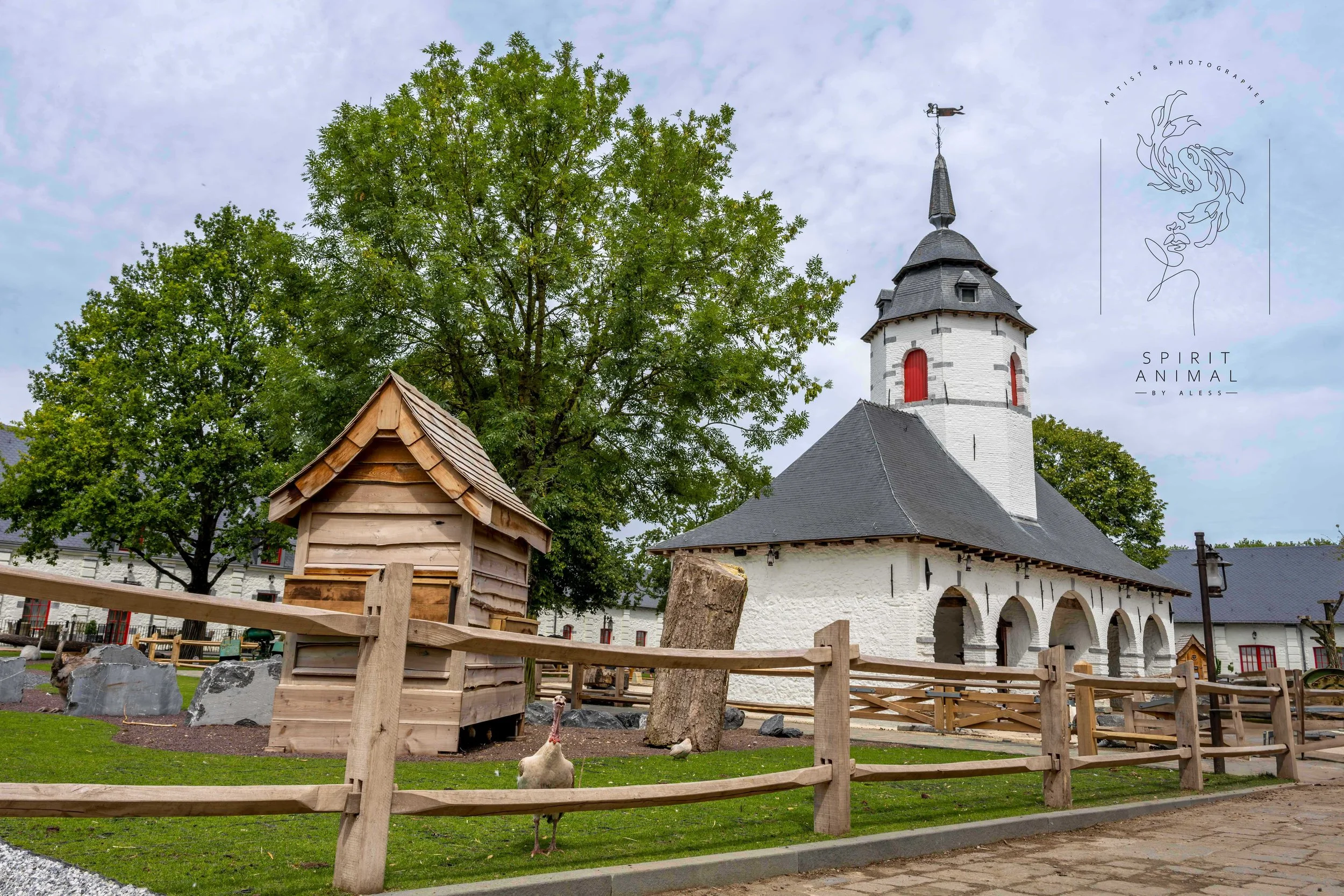 Ein weißes Kirchengebäude mit einem schwarzen Dach und roten Fenstern, umgeben von einer Holzsperre und Bäumen, Fotografie von SPIRIT ANIMAL