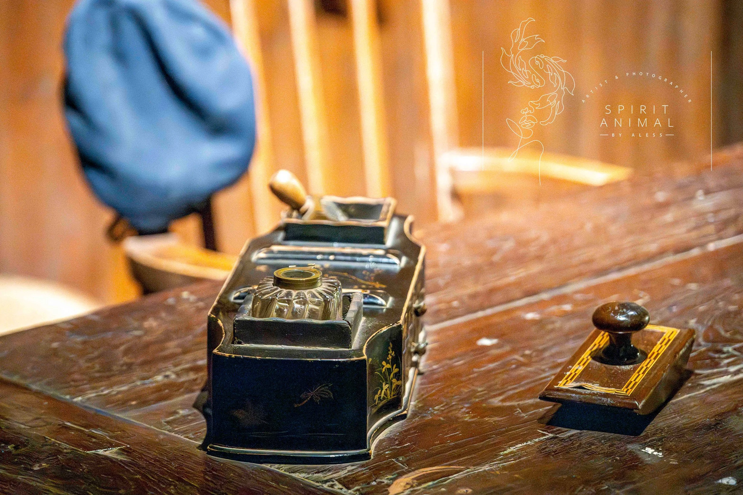 Antike Schiffseinrichtung, alte Möbel, Holztisch, Stuhl, Mütze hängt über dem Stuhl, Fotografie von SPIRIT ANIMAL