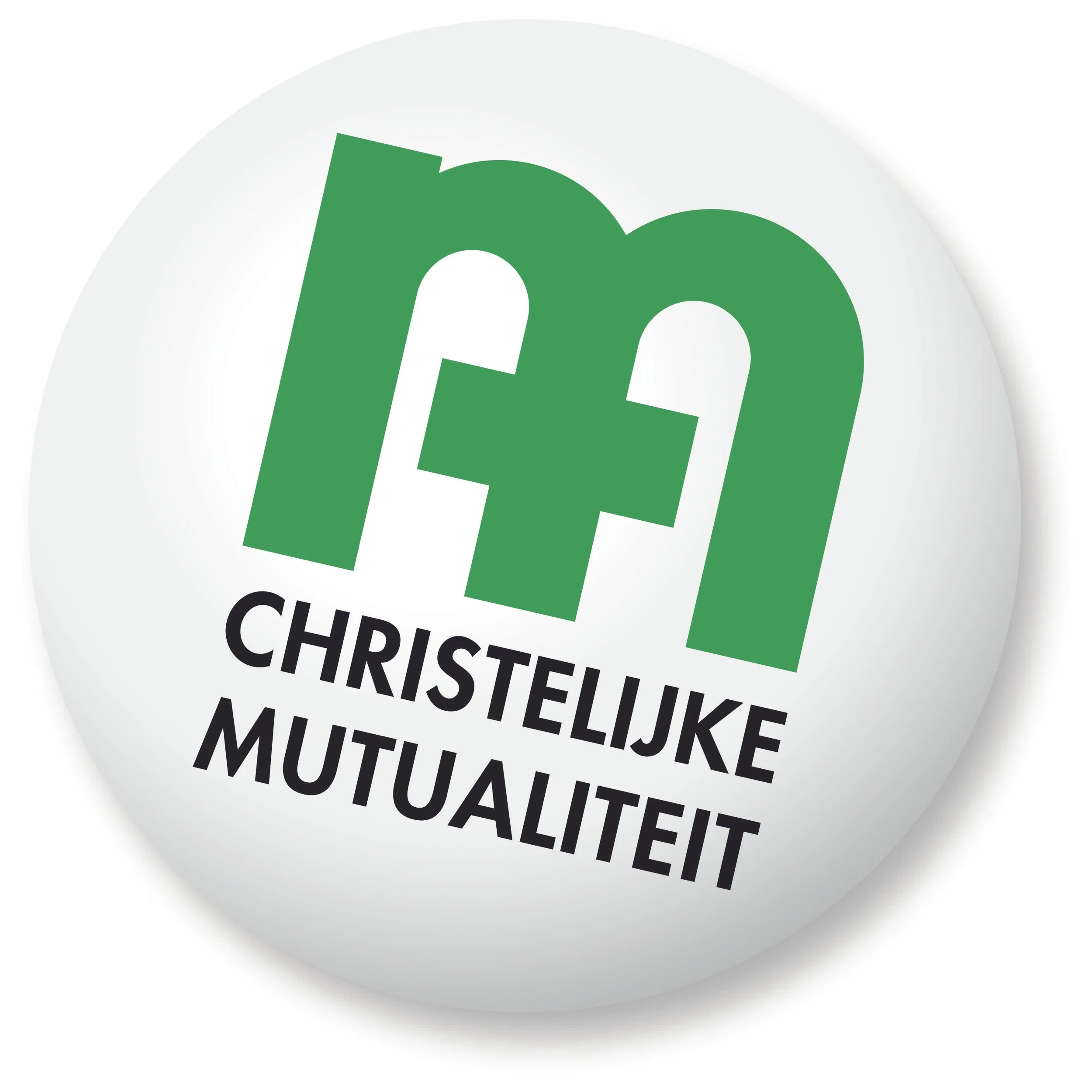 Een ronde badge met een groene plus en een groene letter 'm' erboven, onder de tekst 'Christelijke mutualiteit' in zwart.