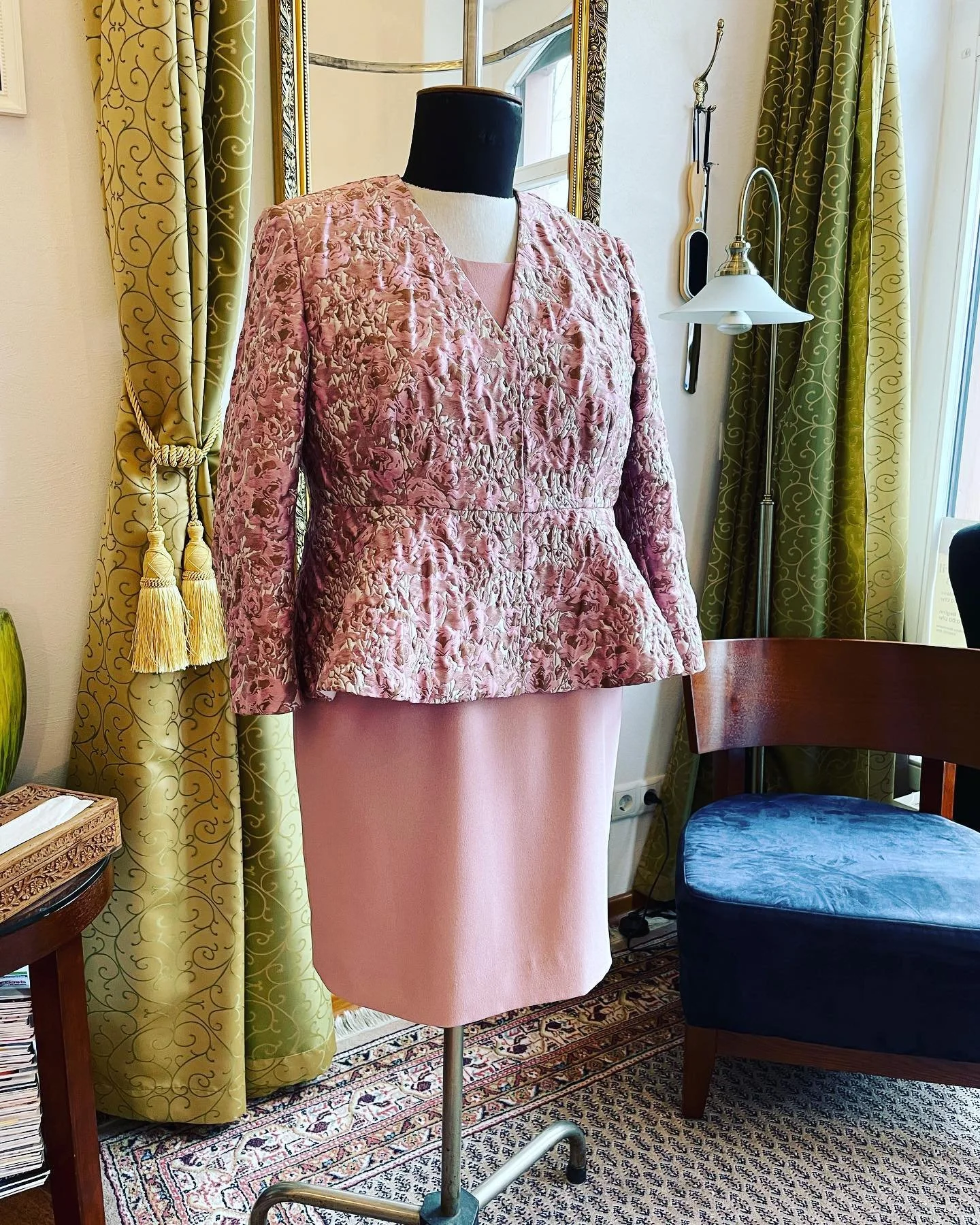 Brautoutfit, taillierte Jacke mit Schößchen  und ein passendes Etuikleid  #tailor #maßgeschneidert #feedietz #frankfurt #hochzeit #maßkleidung #einzelstück