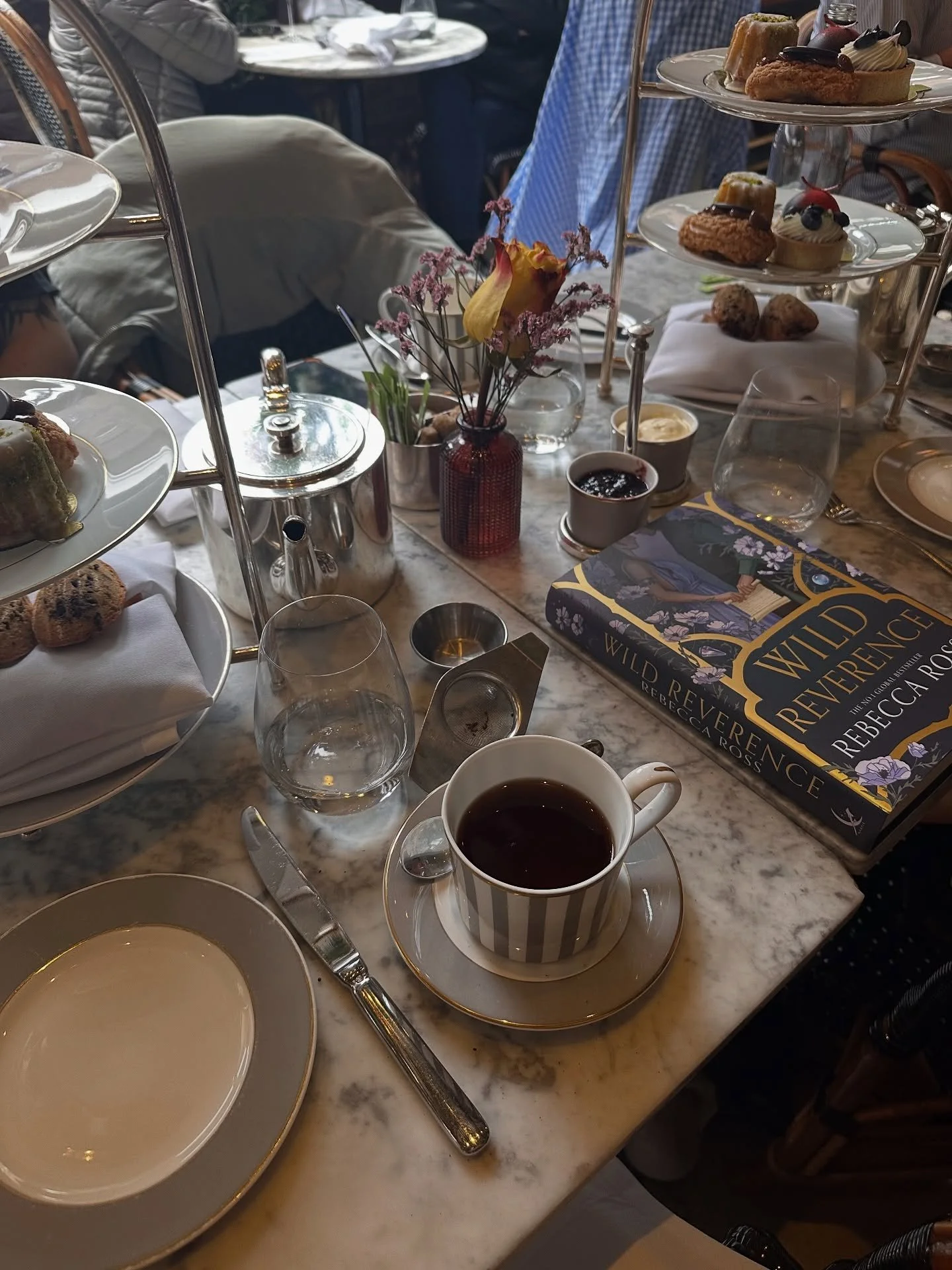 London! ❤️ (part 2)

Tea at The Dalloway Terrace with some of the most lovely readers ever ☕️🫖📖 Thank you so much for spending the afternoon with me @linas_books.and.stuff @acourtofspicybooks @samfallingbooks @steffyreadss @bookishabbie 💫 I loved 