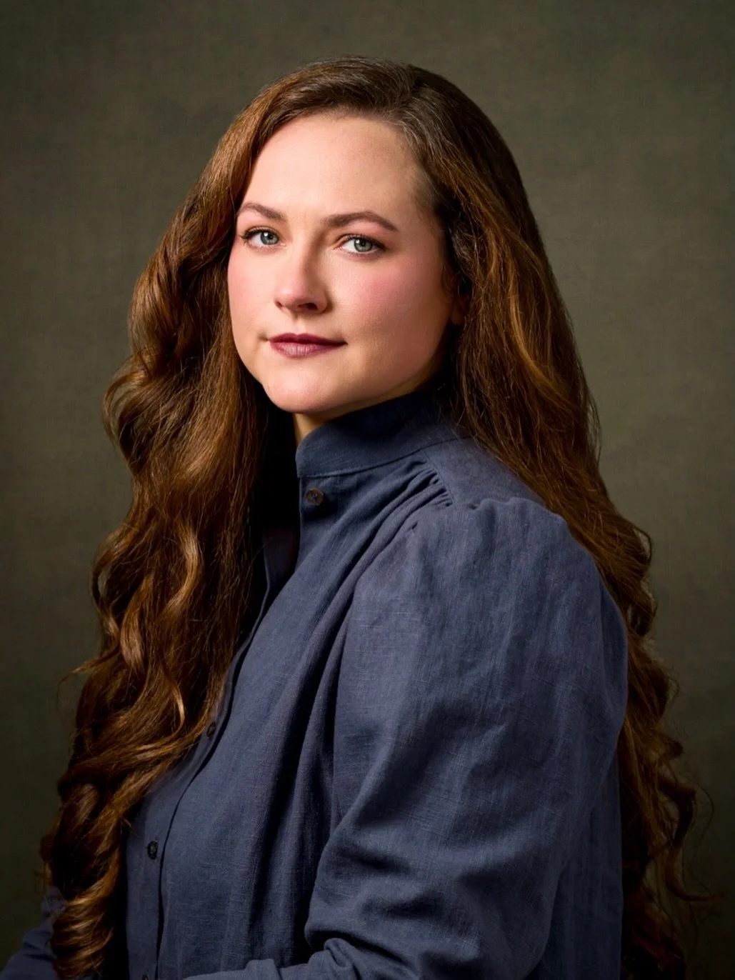 A new author photo, just in time for A BITTERSWEET SPELL 💛📖💫

📸: Steve Glass