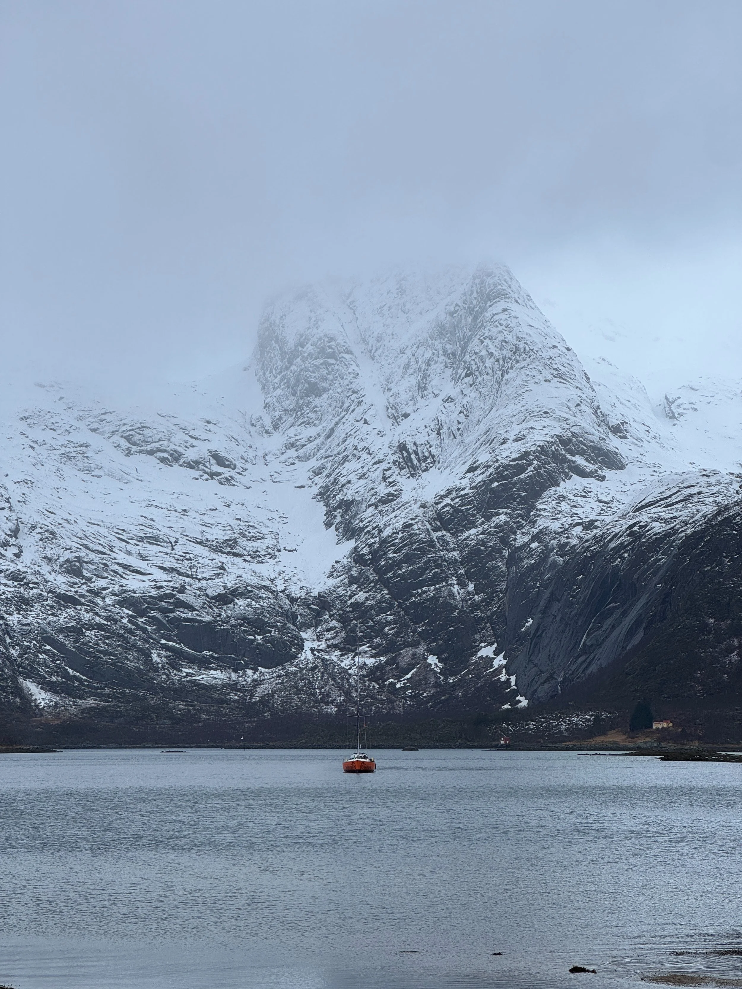 oops still posting winter photos on these hottest day so far this summer 🫠

Norway day 4 recap!!!
1. tiny home, big fjords
2. taking the dinghy to start our ski approach 
3. into the whiteout 
4. it aint a summit if you arent bootpacking i guess 😅
