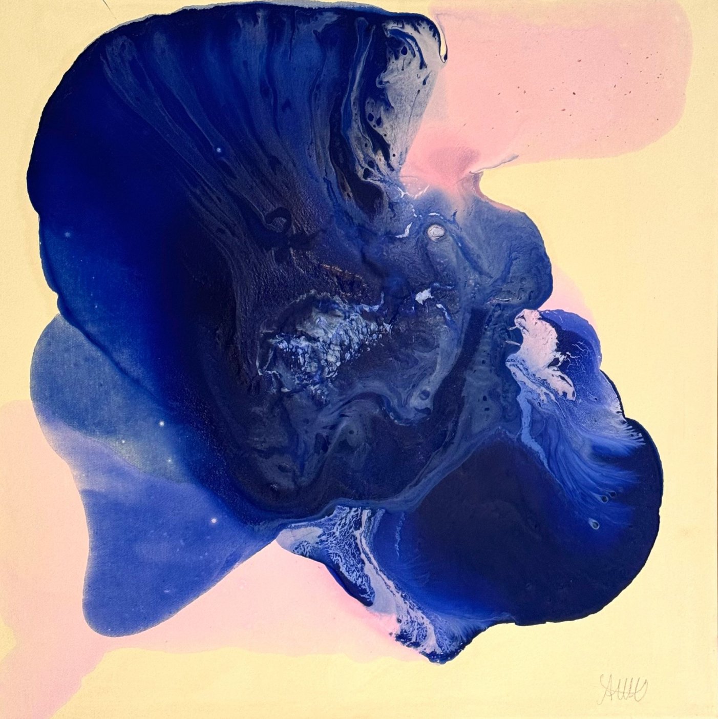 Abstrakte Kunst mit dunklen Blautönen vor einem rosa und gelben Hintergrund.