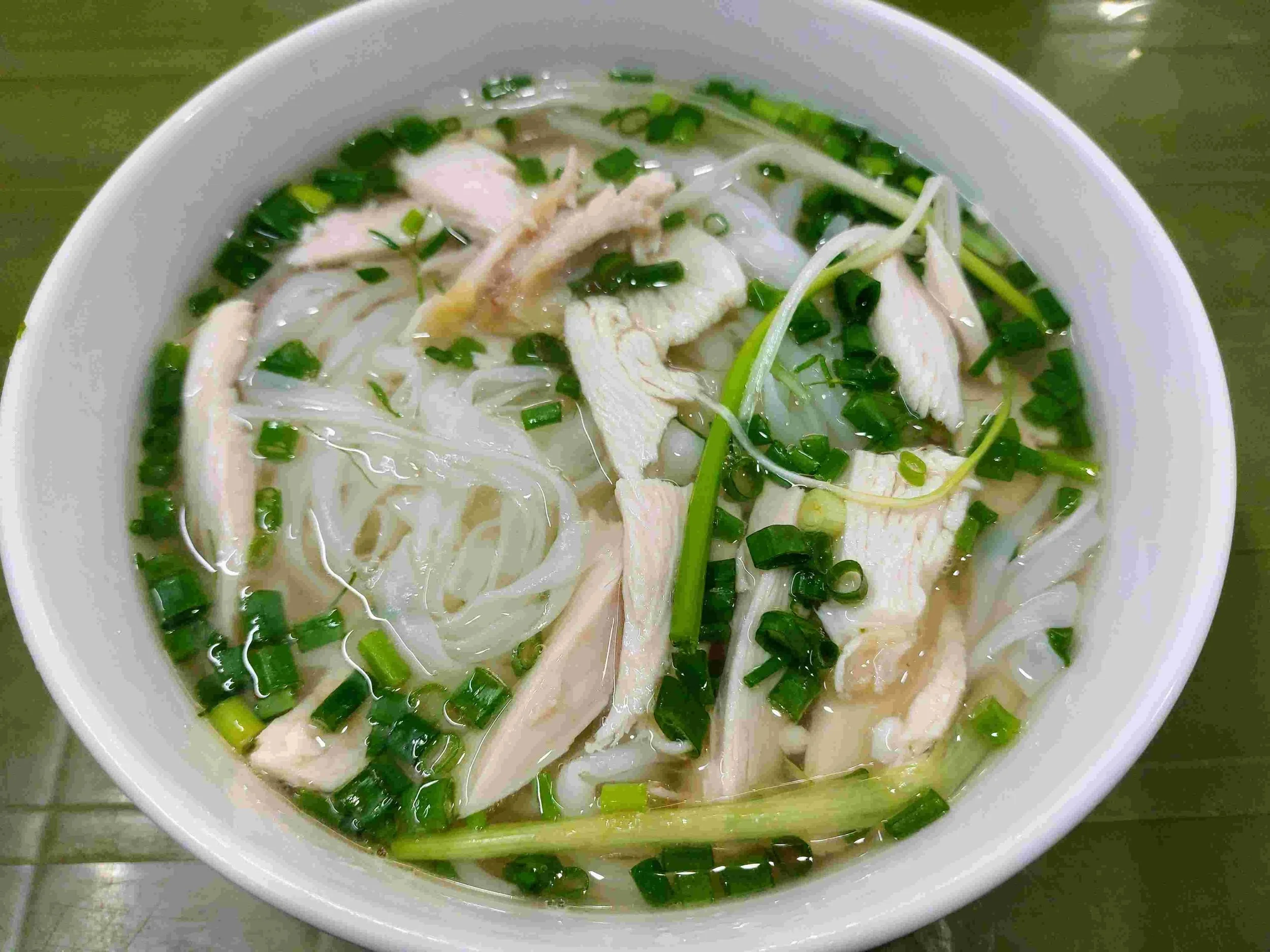 Chicken Phở – Vietnamese noodle soup with tender chicken, rice noodles, and fresh herb