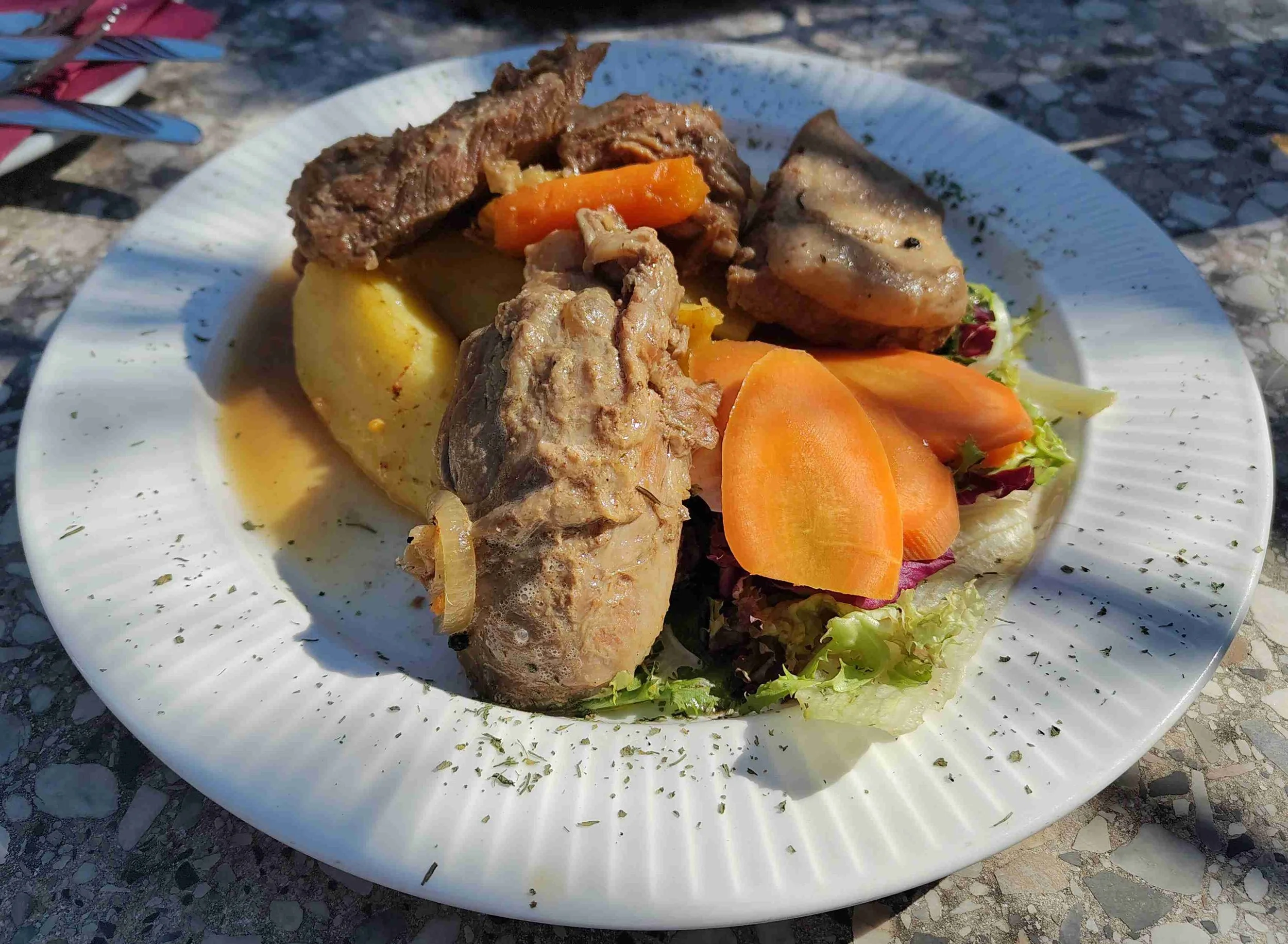 Ispod sača – Montenegrin meat and vegetables slow-cooked under a bell with potatoes and carrots