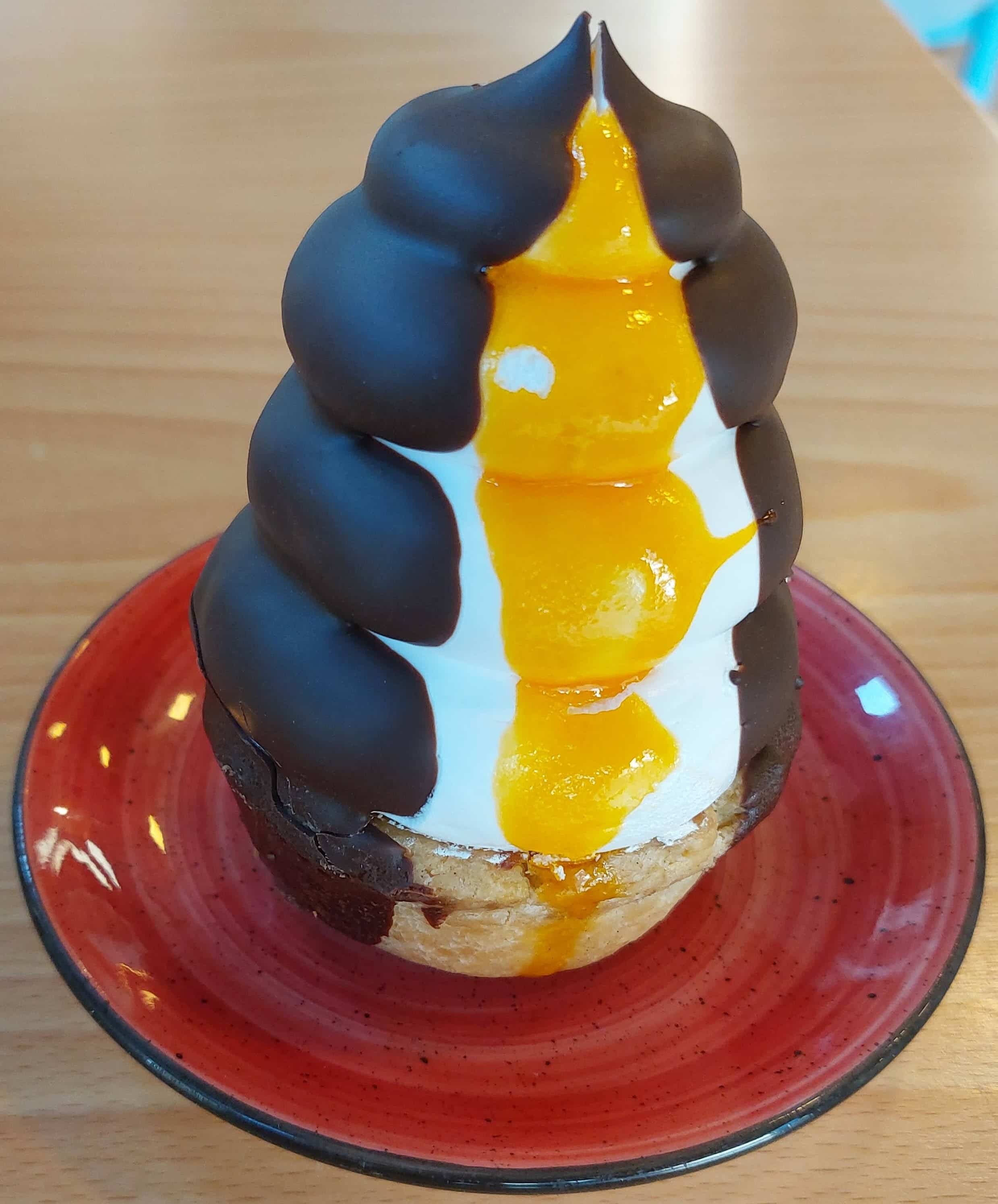 Spanish Carolina pastry with meringue topping and custard-filled base