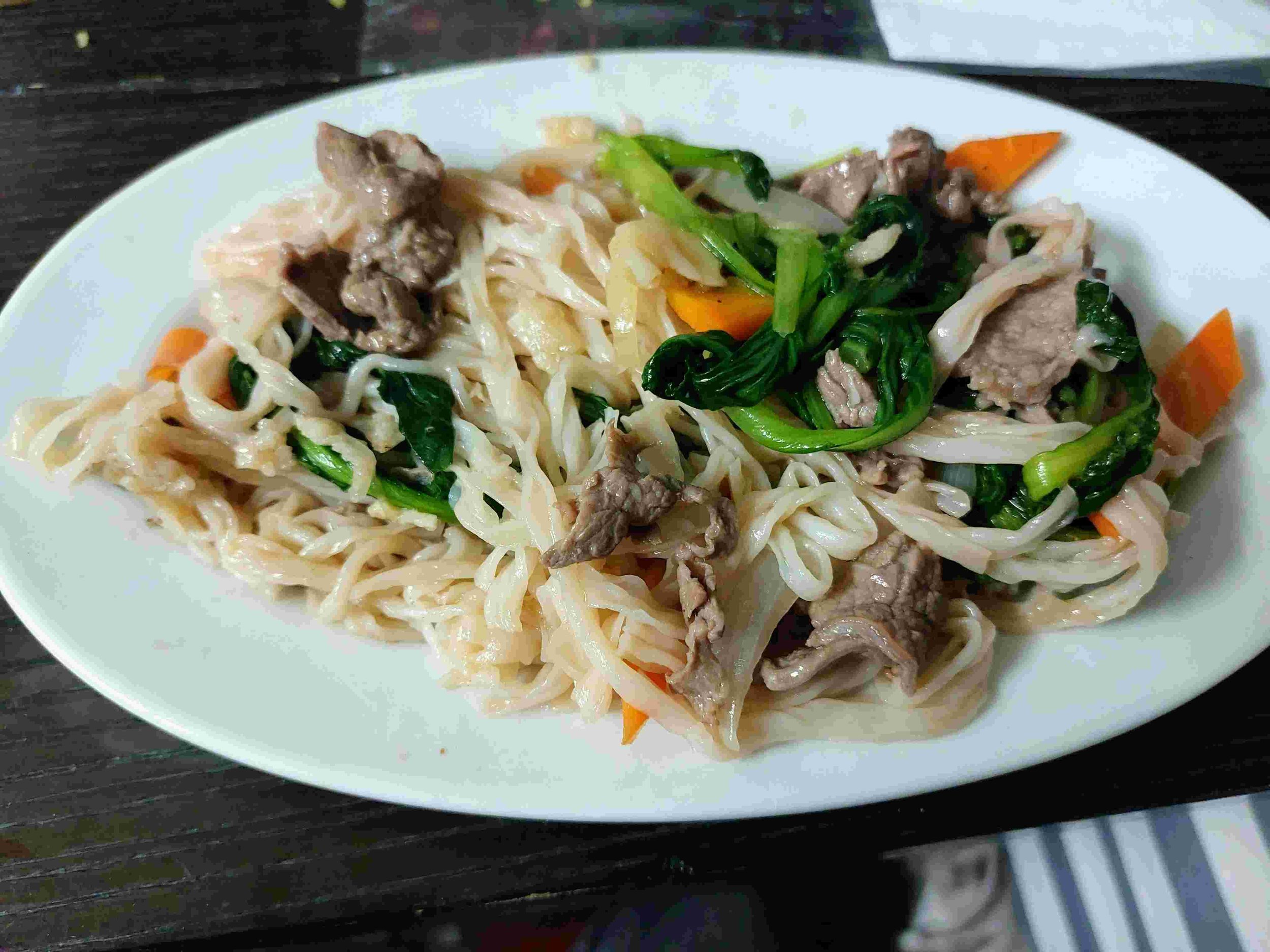 Phở Xào – Vietnamese stir-fried flat rice noodles with beef, vegetables, and soy-based sauce.
