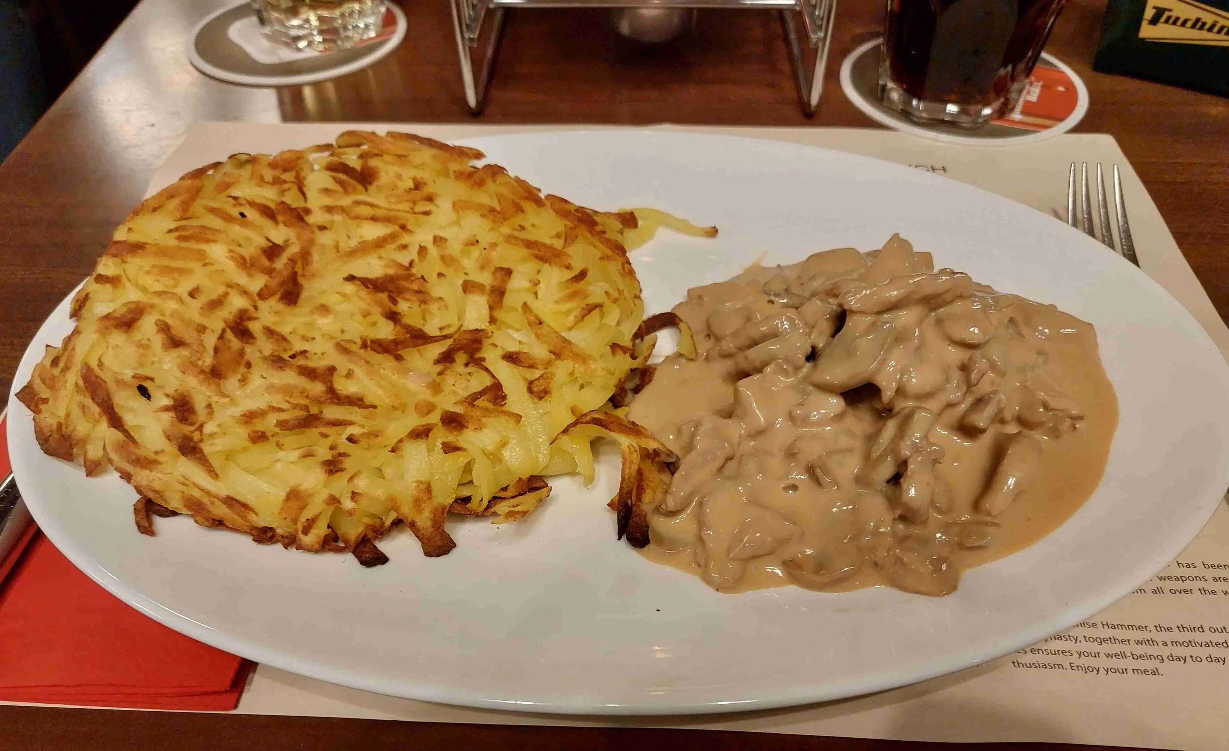 Zürcher Geschnetzeltes – Swiss sliced veal in creamy mushroom sauce served with rösti