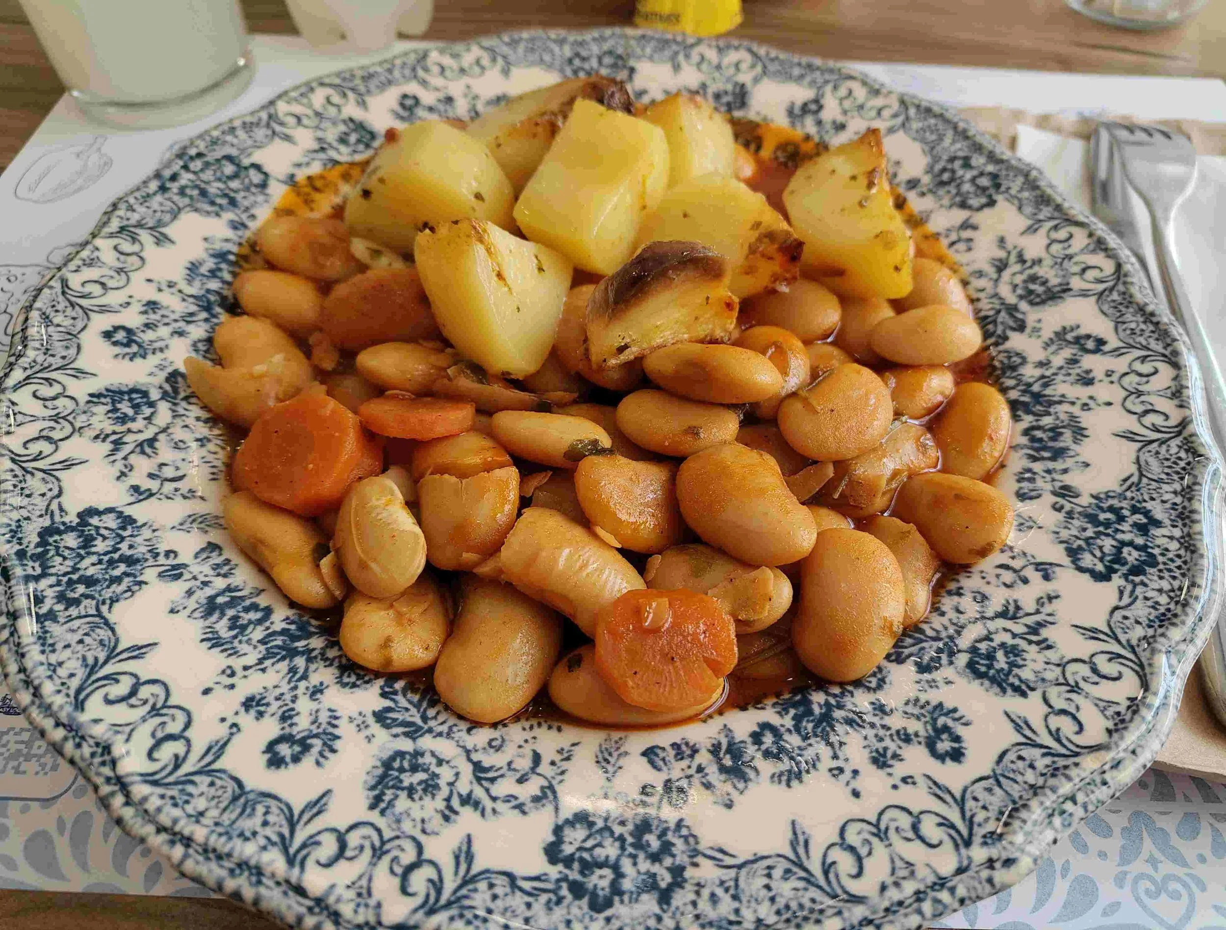 Gigantes plaki – Greek baked giant beans in tomato sauce served with potatoes