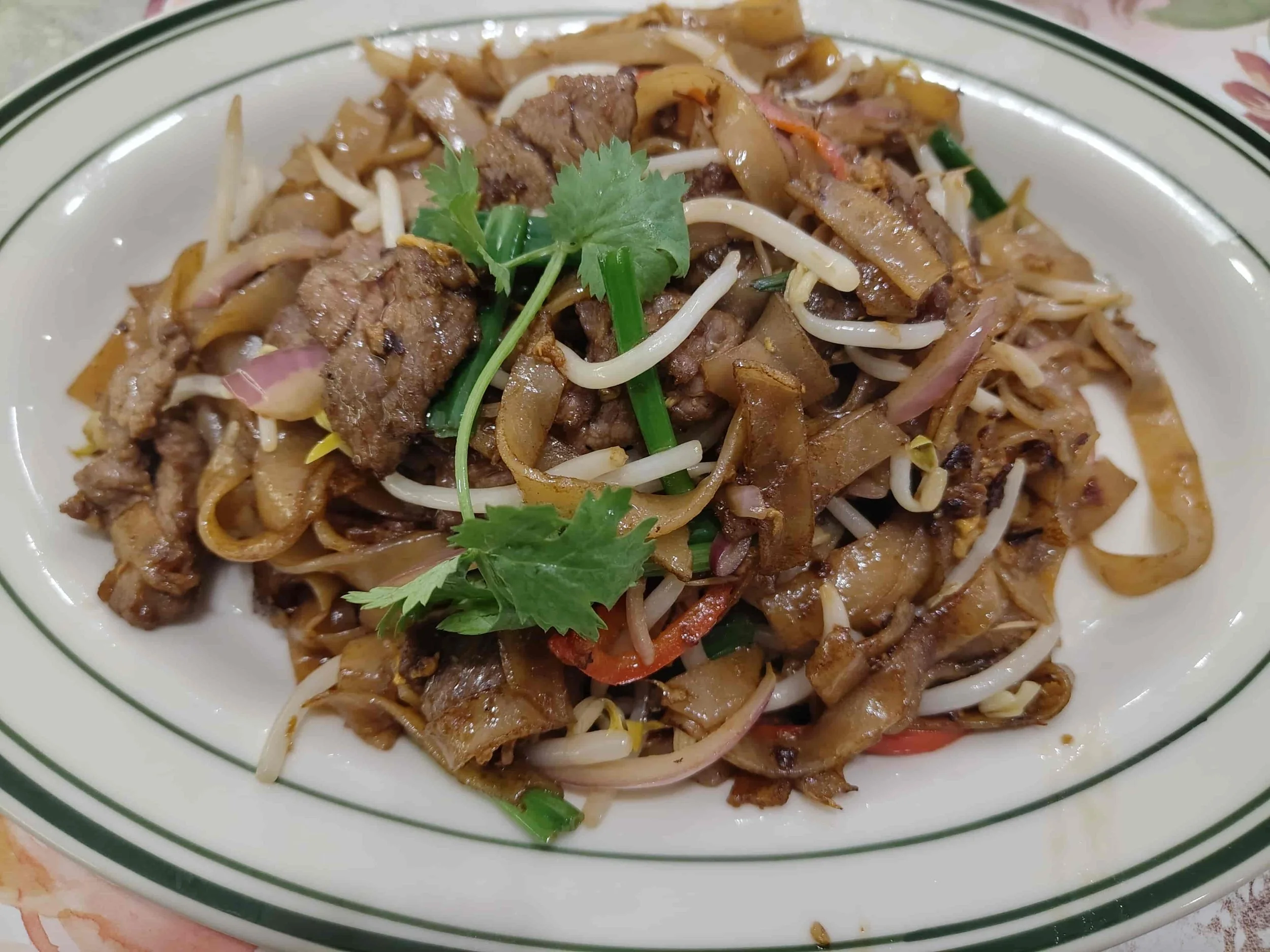 Stir-fried ho fun with beef – Hong Kong wide rice noodles stir-fried with beef and soy sauce